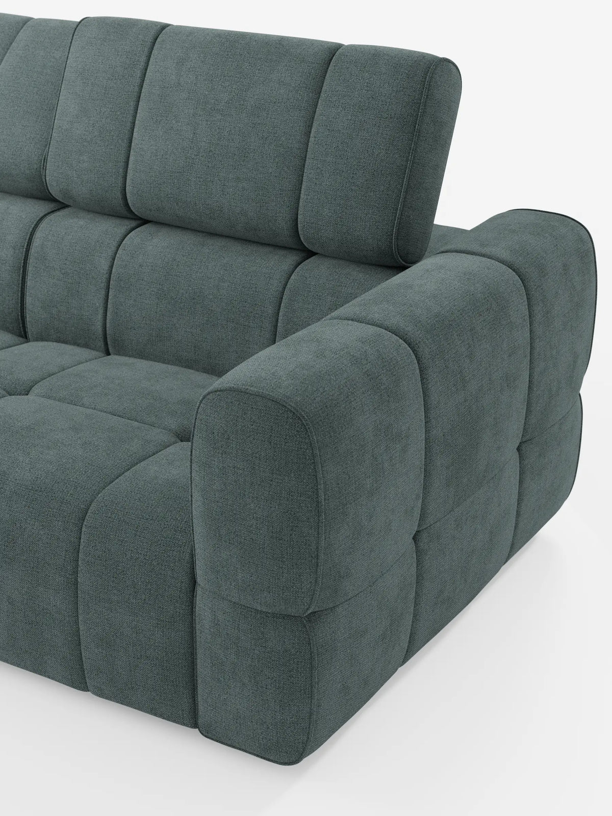 Un divano componibile Giotto Divano color blu ardesia con terminale aperto - opzione relax elettrico in tessuto smacchiabile T23, caratterizzato da una griglia di pannelli quadrati trapuntati, braccioli spessi e arrotondati e un poggiatesta regolabile.