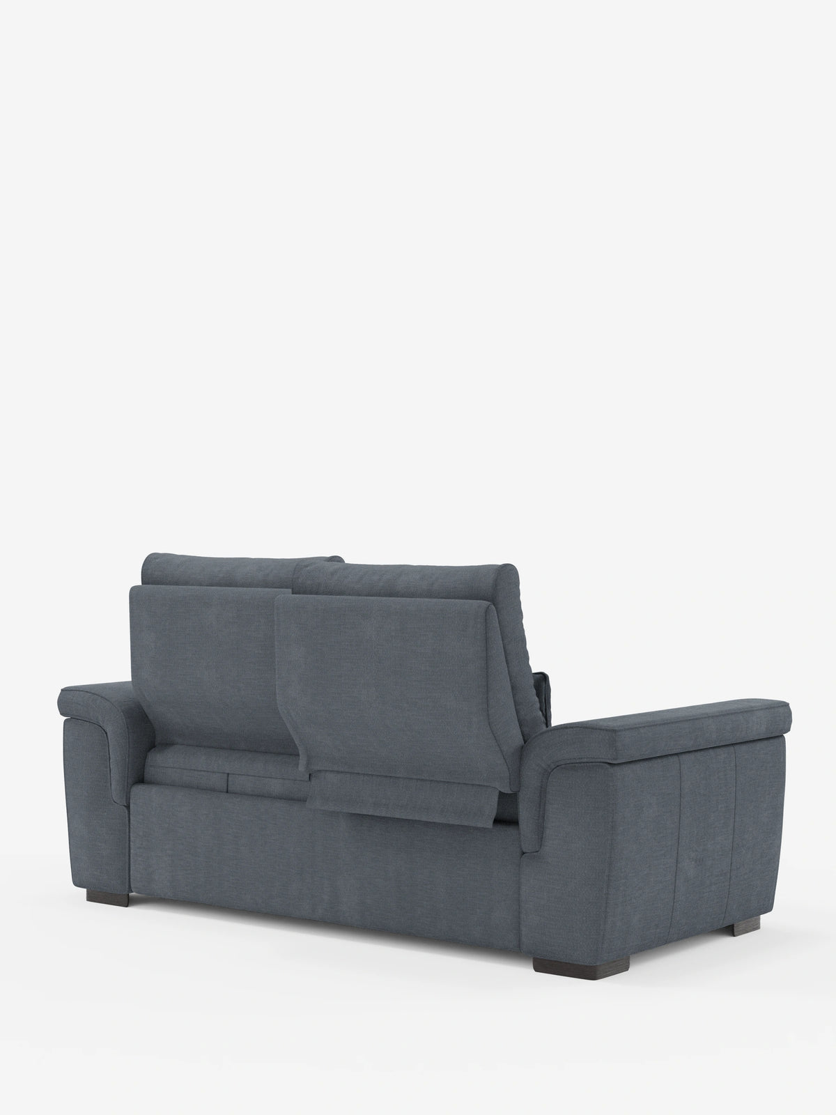 Un divano a tre posti Ischia di colore grigio-blu con pouf estraibile e schienali scorrevoli, visto da dietro, caratterizzato da una struttura rigida, ampi braccioli e due schienali regolabili su uno sfondo bianco a tinta unita.