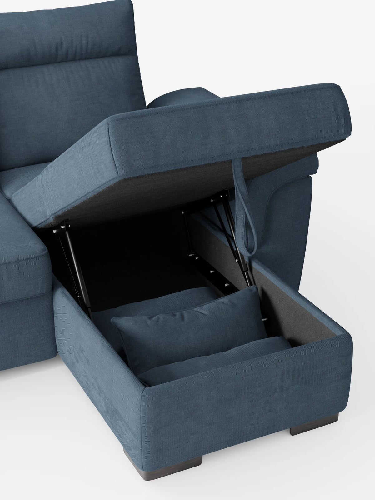 Un divano letto angolare blu “Ischia” con schienali scorrevoli, elemento estraibile e penisola contenitore in tessuto antimacchia misto lino, dotato di chaise longue sollevabile con vano contenitore nascosto, meccanismo in metallo e cuscino piccolo.