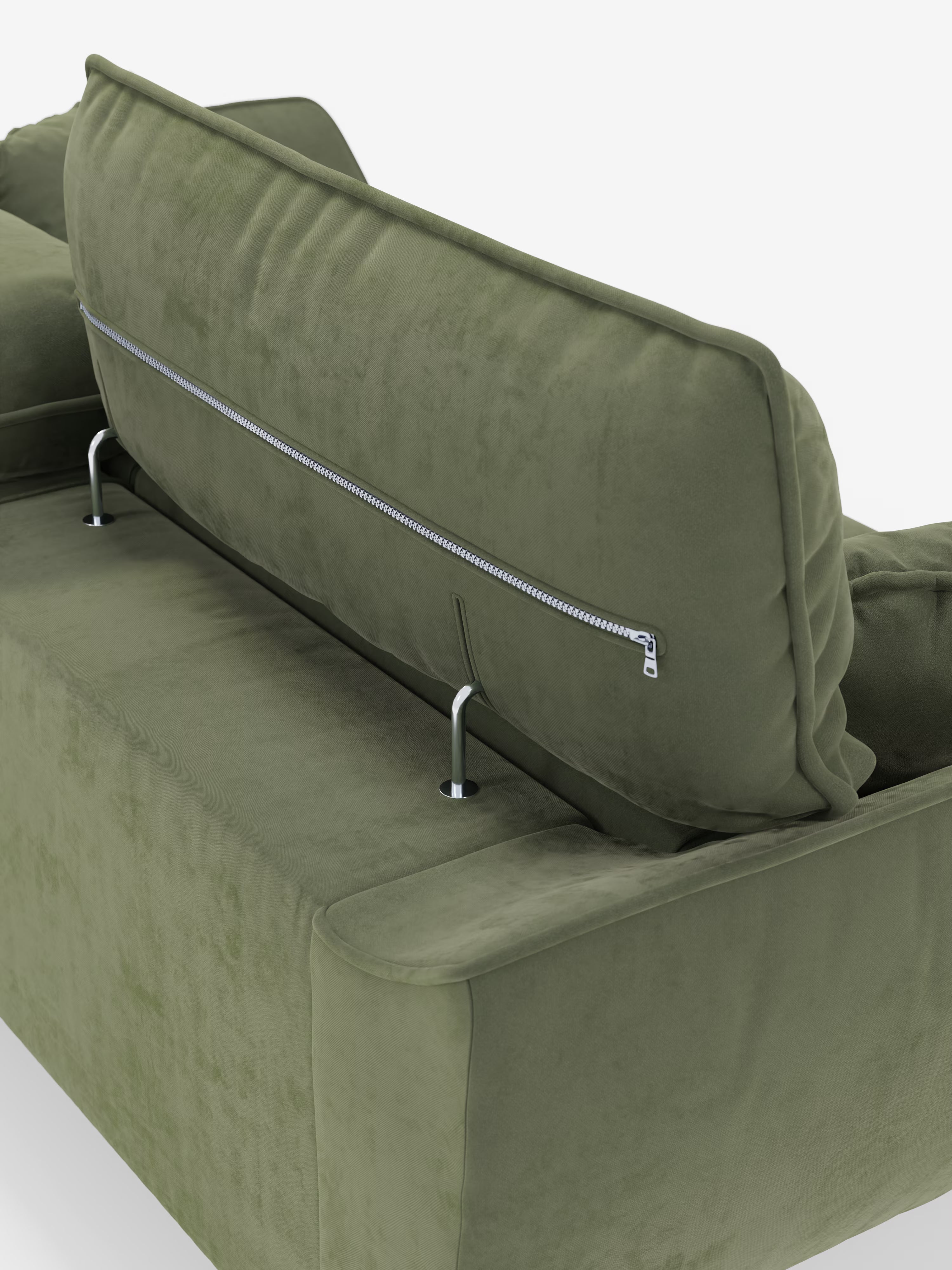 Un primo piano del divano Michelangelo a 2 e 3 posti con sedute allungabili e poggiatesta reclinabili in tessuto smacchiabile T30 di Divani.Store mette in risalto il suo rivestimento in velluto verde, evidenziando lo schienale con una cerniera argentata a vista e due aste di sostegno in metallo che fissano il cuscino alla struttura principale. Il tessuto del divano risulta morbido al tatto, mentre il suo design contemporaneo si adatta perfettamente a qualsiasi ambiente. Lo sfondo è bianco.