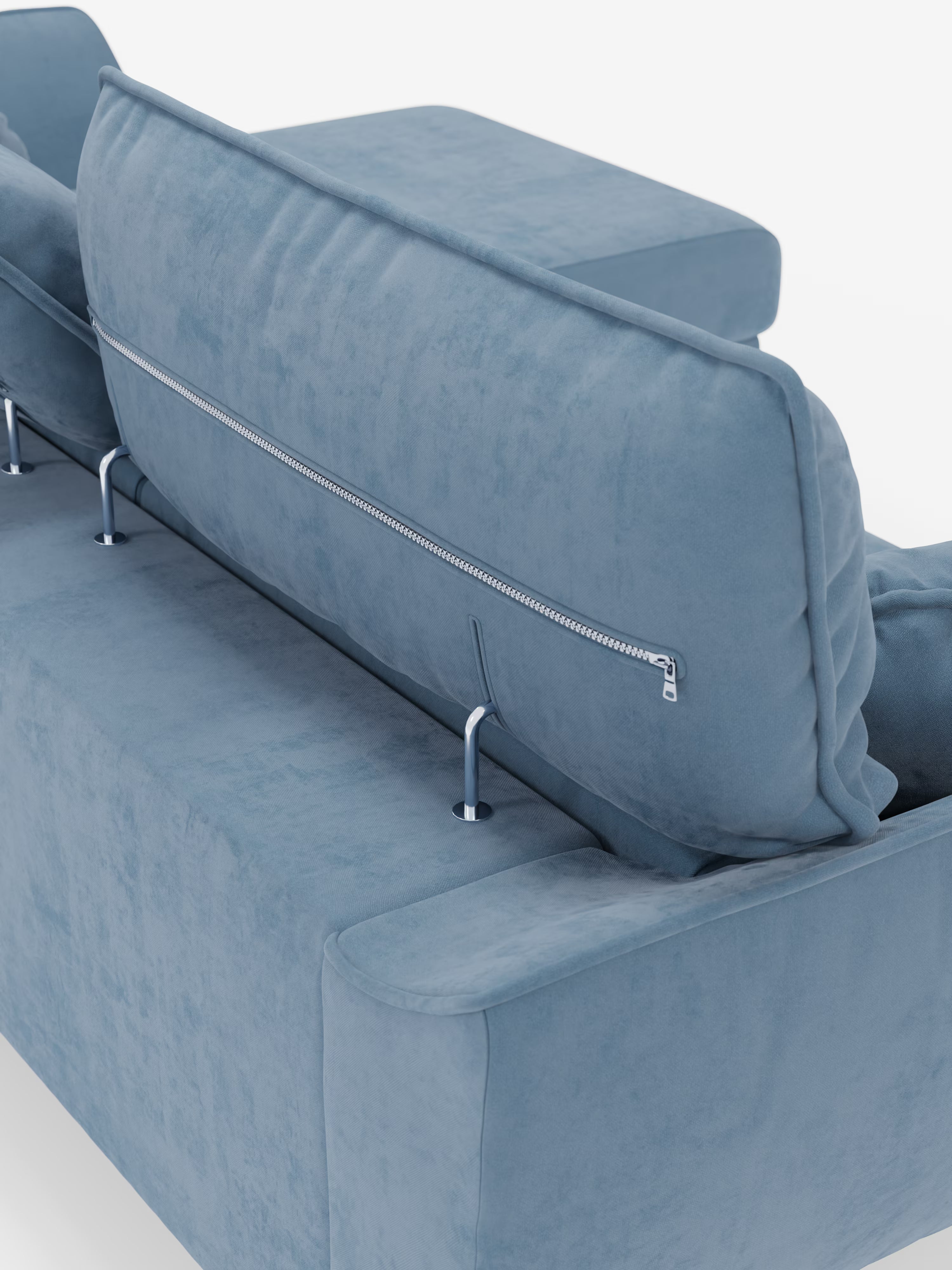 Un primo piano del divano angolare con penisola e sedute estensibili “Michelangelo” di Divani.Store mette in risalto il suo elegante rivestimento blu smacchiabile effetto vellutino T30; lo schienale presenta una cerniera argentata a vista e sottili supporti metallici fissati al cuscino, il tutto su uno sfondo bianco a tinta unita.