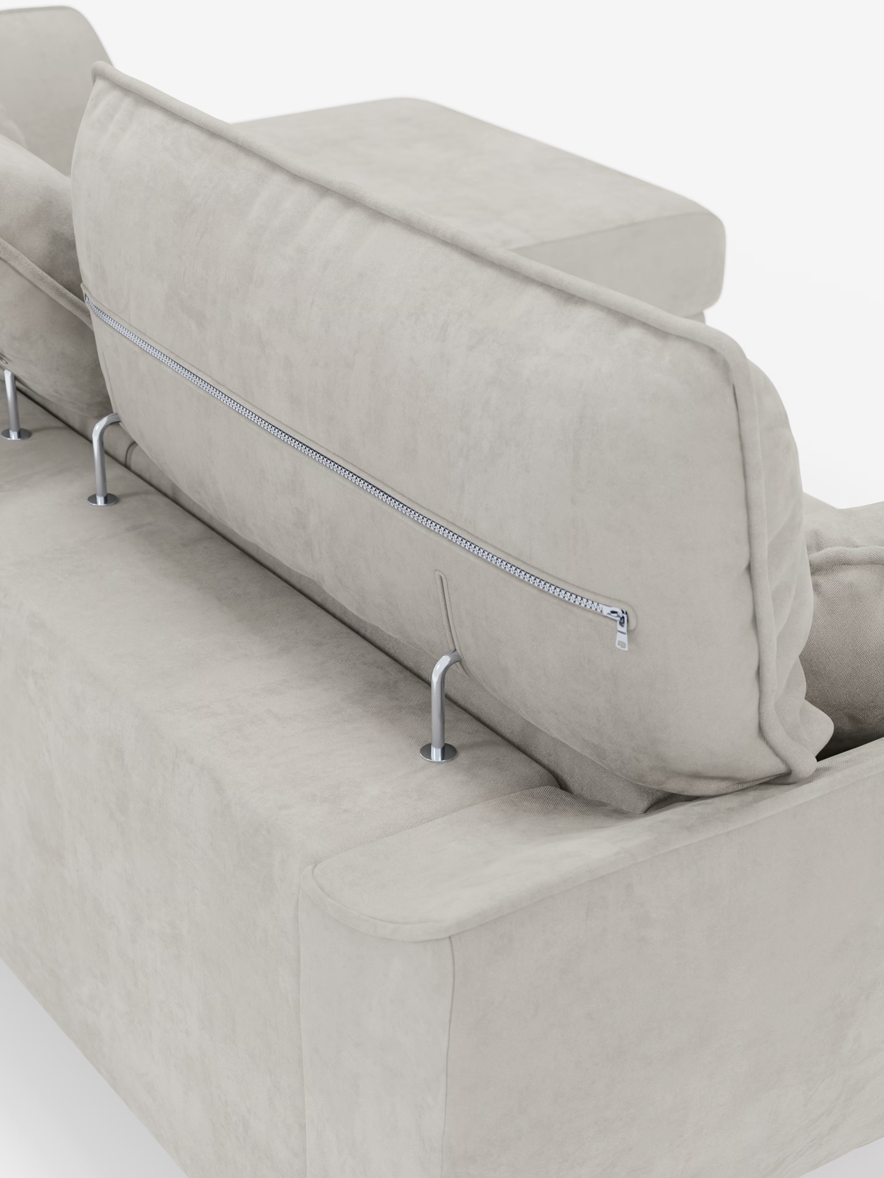 Il divano angolare Michelangelo con penisola e sedute estensibili di Divani.Store, in beige chiaro, è ripreso da dietro: si notano la cerniera metallica a vista sul cuscino dello schienale e le eleganti aste di sostegno in metallo che collegano il cuscino alla base. Il raffinato tessuto T30, dall’effetto vellutino e smacchiabile, appare morbido, mentre sullo sfondo si intravede un angolo della sezione chaise longue. I poggiatesta reclinabili ne esaltano il design lussuoso.