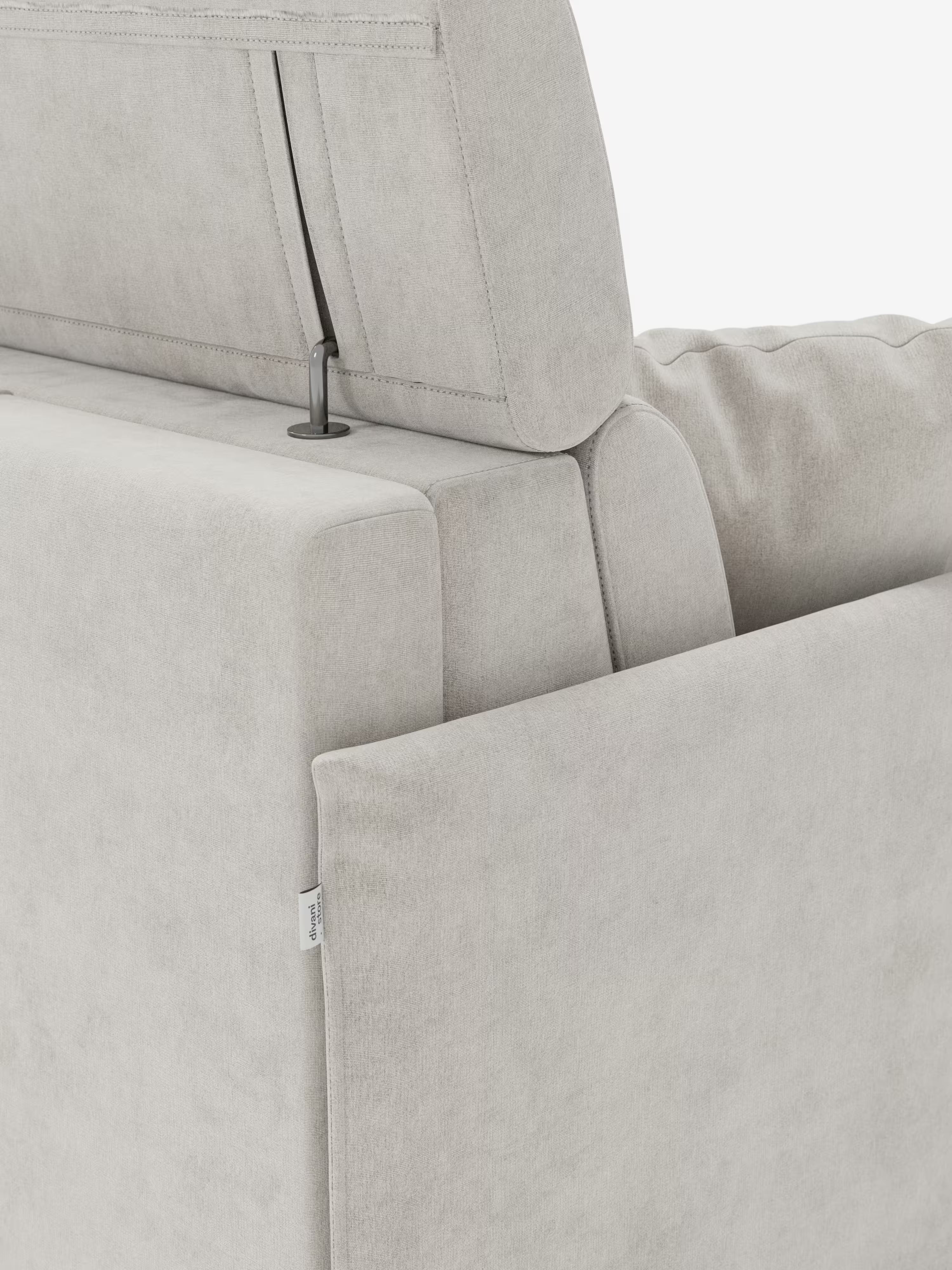 Primo piano del divano letto Miryam con poggiatesta reclinabili e comfort maxi di Divani.Store, caratterizzato dalla sezione poggiatesta regolabile con cuciture di pregio e da un'elegante barra di sostegno in metallo. Il tessuto T31 grigio chiaro e antimacchia del divano risalta sullo sfondo bianco a tinta unita, accentuando la morbida trama e le linee pulite del suo design compatto, contemporaneo e minimalista.