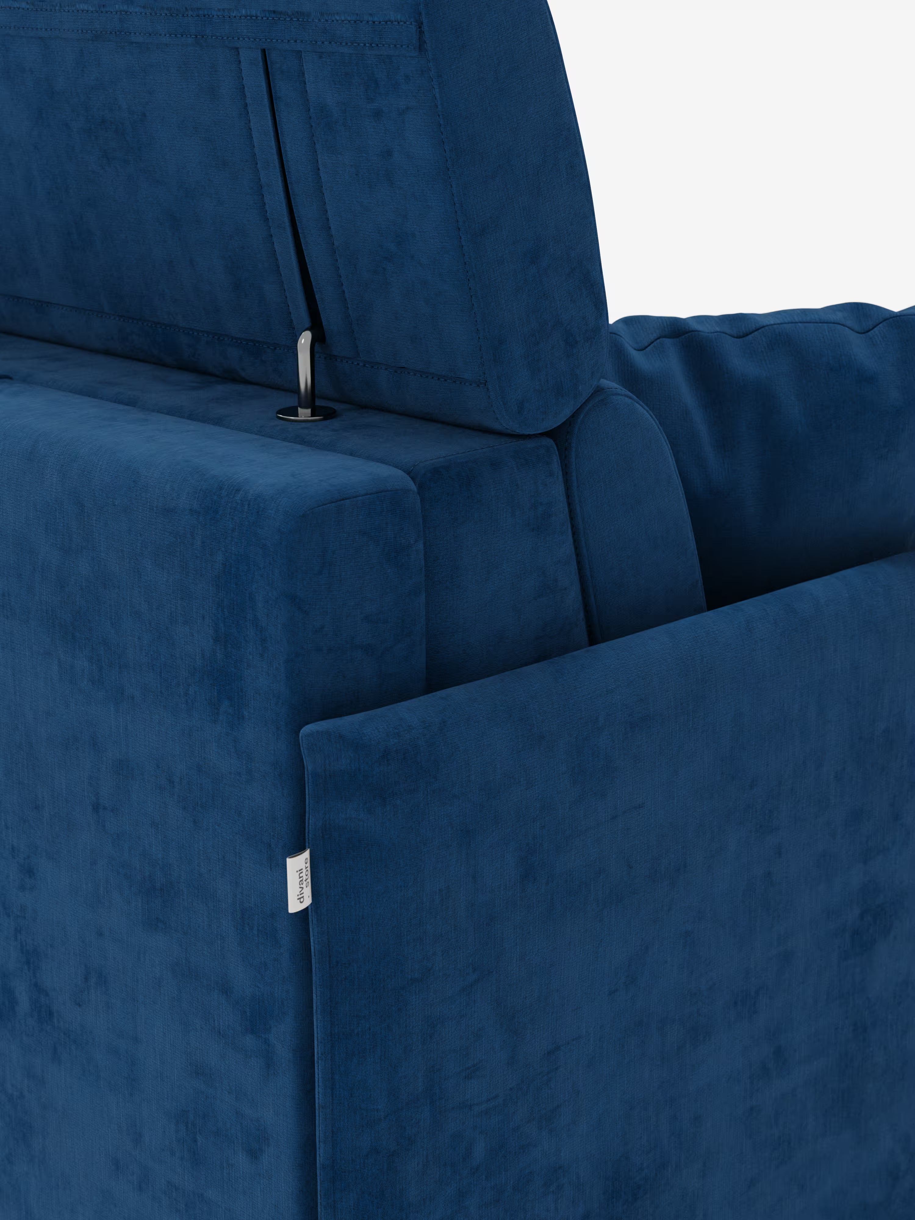 Primo piano del divano letto Miryam con poggiatesta reclinabili e comfort maxi di Divani.Store, rivestito in tessuto di velluto T31 blu intenso, facile da pulire. L’immagine mette in risalto il meccanismo regolabile dei poggiatesta, evidenziando il design compatto del divano e la morbida consistenza del tessuto, che incarnano uno stile minimalista contemporaneo. Sul lato è visibile una piccola etichetta in tessuto bianco, che risalta su uno sfondo chiaro e uniforme.