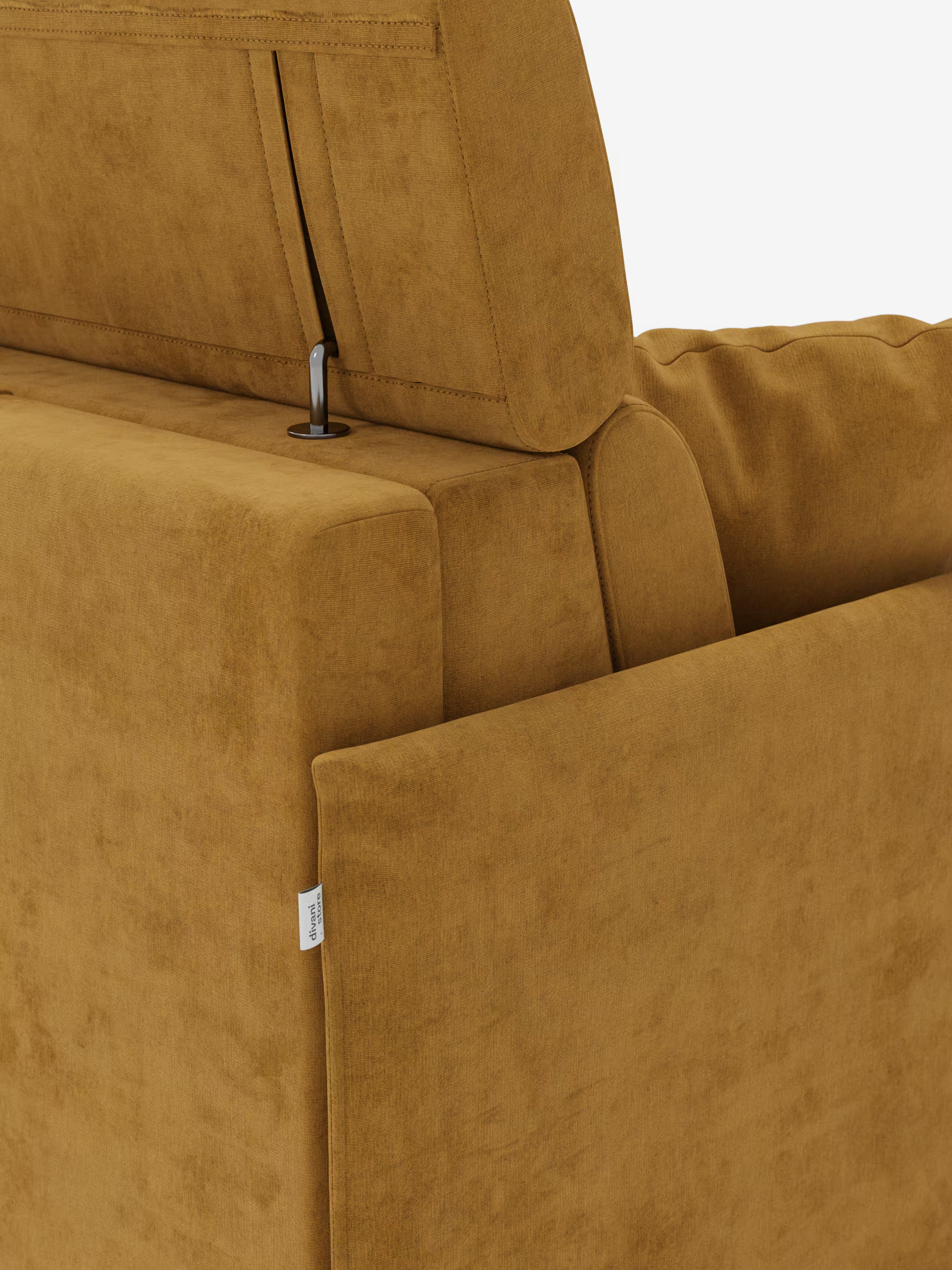 Primo piano del divano letto Miryam di Divani.Store in giallo senape, caratterizzato da un design contemporaneo, compatto e minimalista. L’immagine mostra una vista parziale dello schienale e del bracciolo, mettendo in risalto il tessuto T31 vellutato e antimacchia, con cuciture a vista e una piccola etichetta in tessuto bianco. Una cerniera metallica nella parte superiore indica la presenza di poggiatesta reclinabili per un maggiore comfort.