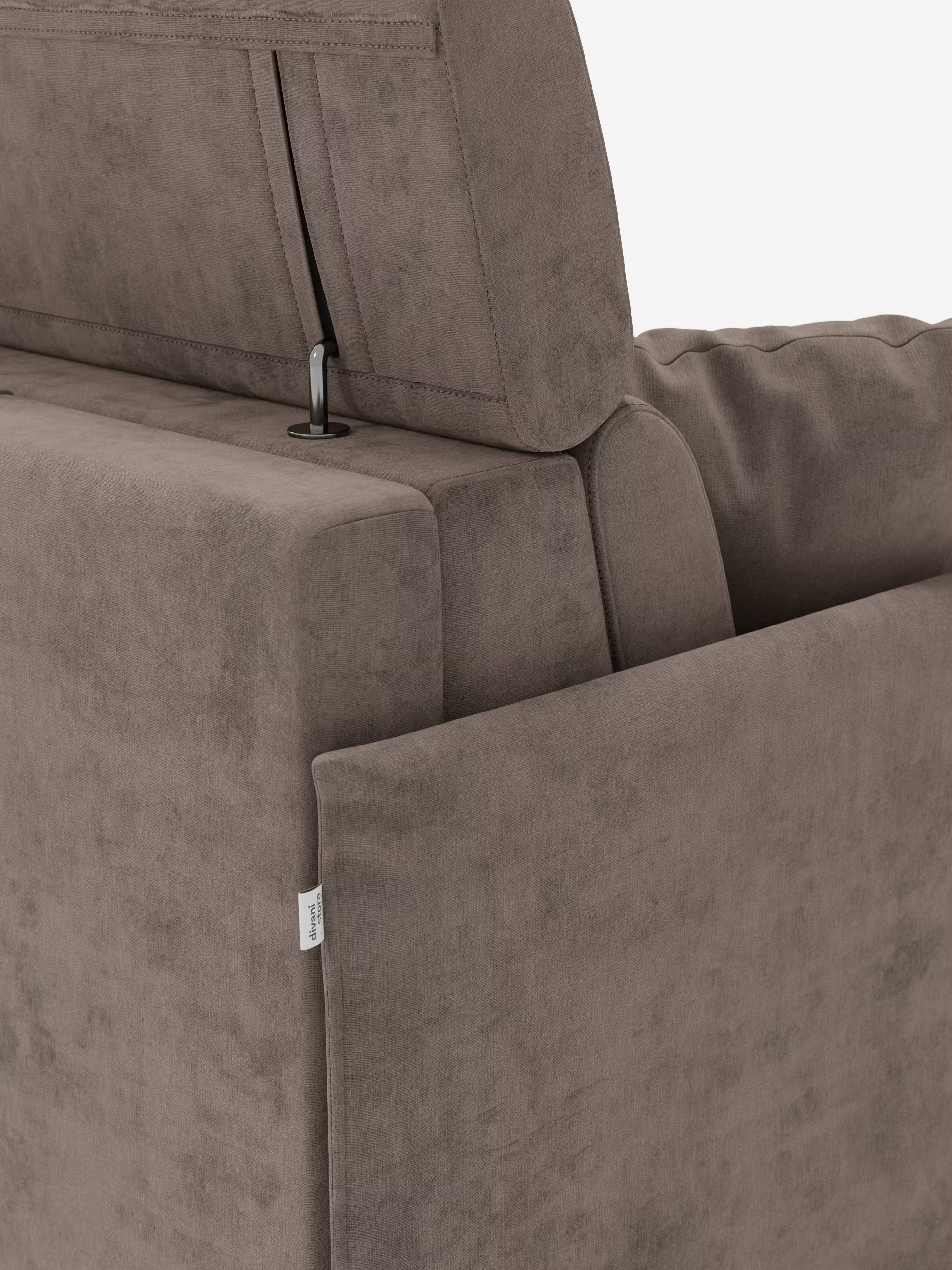 Primo piano del divano letto Miryam con poggiatesta reclinabili e comfort maxi di Divani.Store, realizzato in morbido tessuto smacchiabile T31 color marrone. Il design compatto mette in risalto lo schienale con poggiatesta regolabili, sostenuto da una struttura metallica. Il divano presenta una superficie morbida e testurizzata, cuciture a vista e una piccola etichetta in tessuto bianco sul lato. Sullo sfondo bianco, si integra perfettamente con il suo stile minimal contemporaneo.