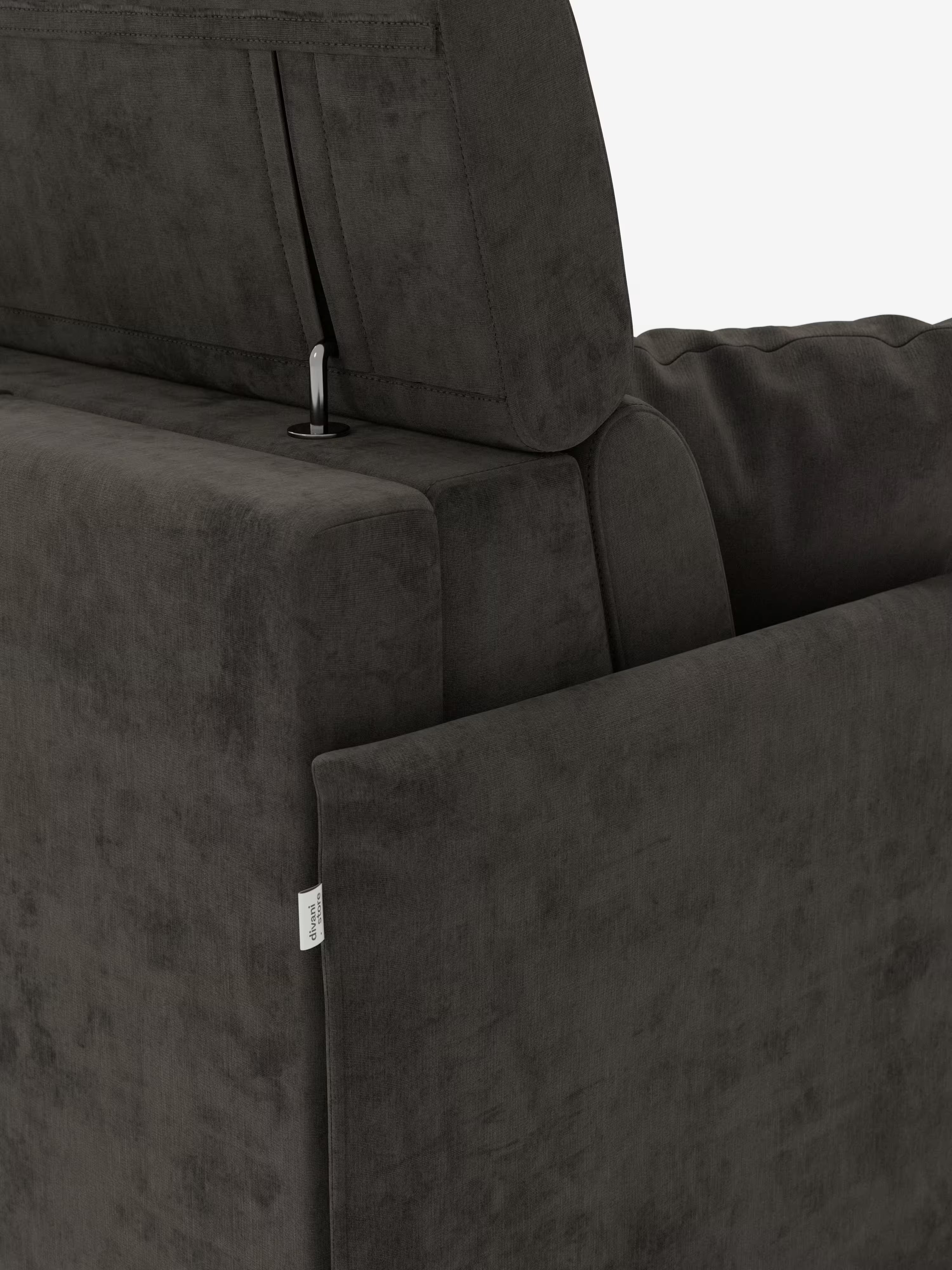 Primo piano della parte posteriore e laterale del divano letto Miryam con poggiatesta reclinabili e comfort maxi di Divani.Store, realizzato in morbido tessuto smacchiabile T31 grigio scuro. L’immagine mette in risalto il meccanismo dei poggiatesta reclinabili e una piccola etichetta in tessuto sul lato. Su uno sfondo bianco a tinta unita, questo design compatto dallo stile minimal contemporaneo risalta particolarmente: il rivestimento appare morbido e soffice.