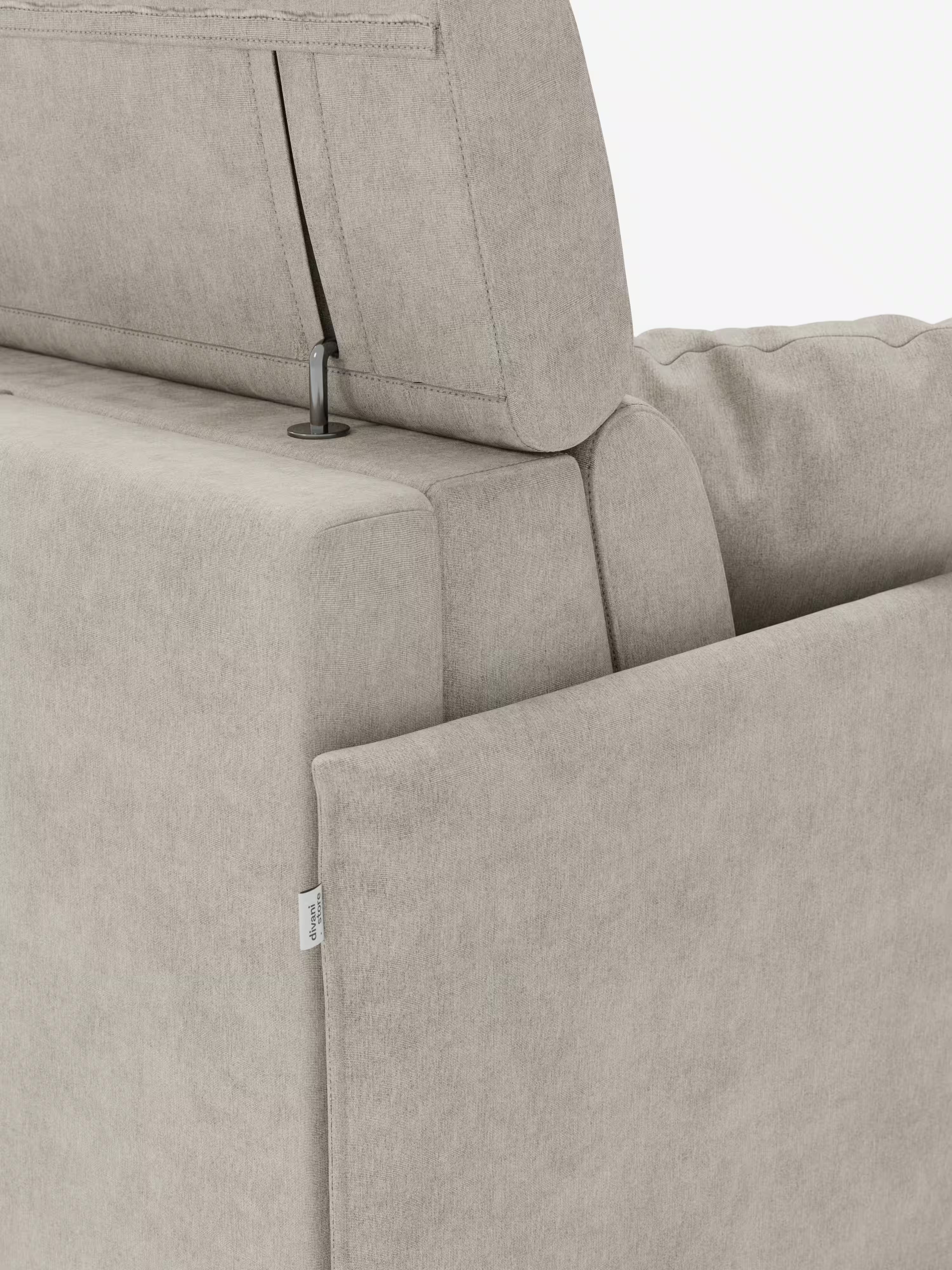 Primo piano della parte posteriore e laterale del divano letto Miryam con poggiatesta reclinabili e comfort maxi di Divani.Store, qui raffigurato in beige chiaro. L'immagine mette in risalto i meccanismi di regolazione dei poggiatesta reclinabili, i morbidi cuscini e una discreta etichetta in tessuto sul lato — che incarnano uno stile minimal contemporaneo — su uno sfondo bianco a tinta unita. Il divano presenta un design compatto in morbido tessuto smacchiabile T31.
