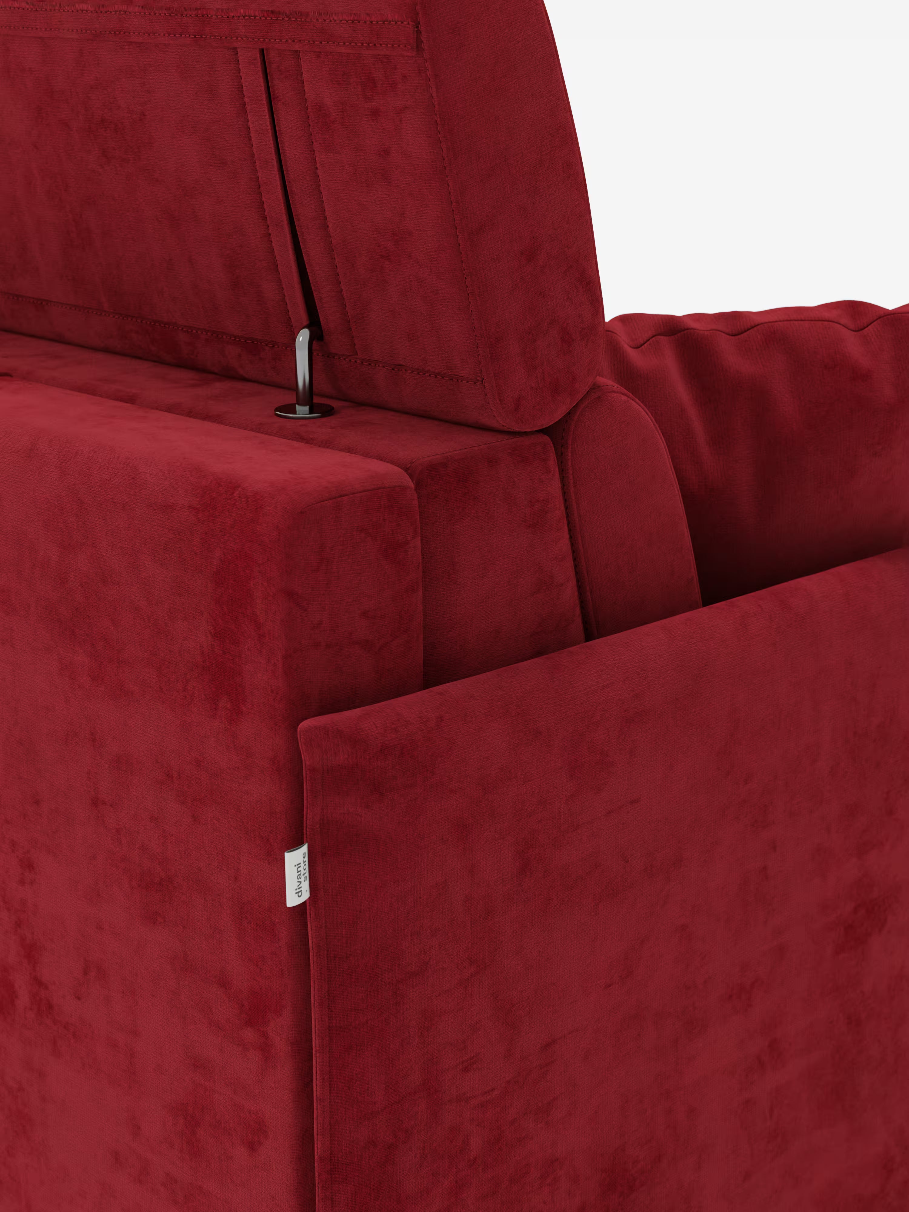 Primo piano del divano letto Miryam con poggiatesta reclinabili e comfort maxi di Divani.Store, rivestito in morbido tessuto T31 testurizzato e resistente alle macchie. L'etichetta del divano è visibile sul lato. Inquadrata su uno sfondo bianco a tinta unita, l’immagine sottolinea lo stile minimalista e contemporaneo e mette in risalto il design compatto del divano e il meccanismo regolabile dei poggiatesta.