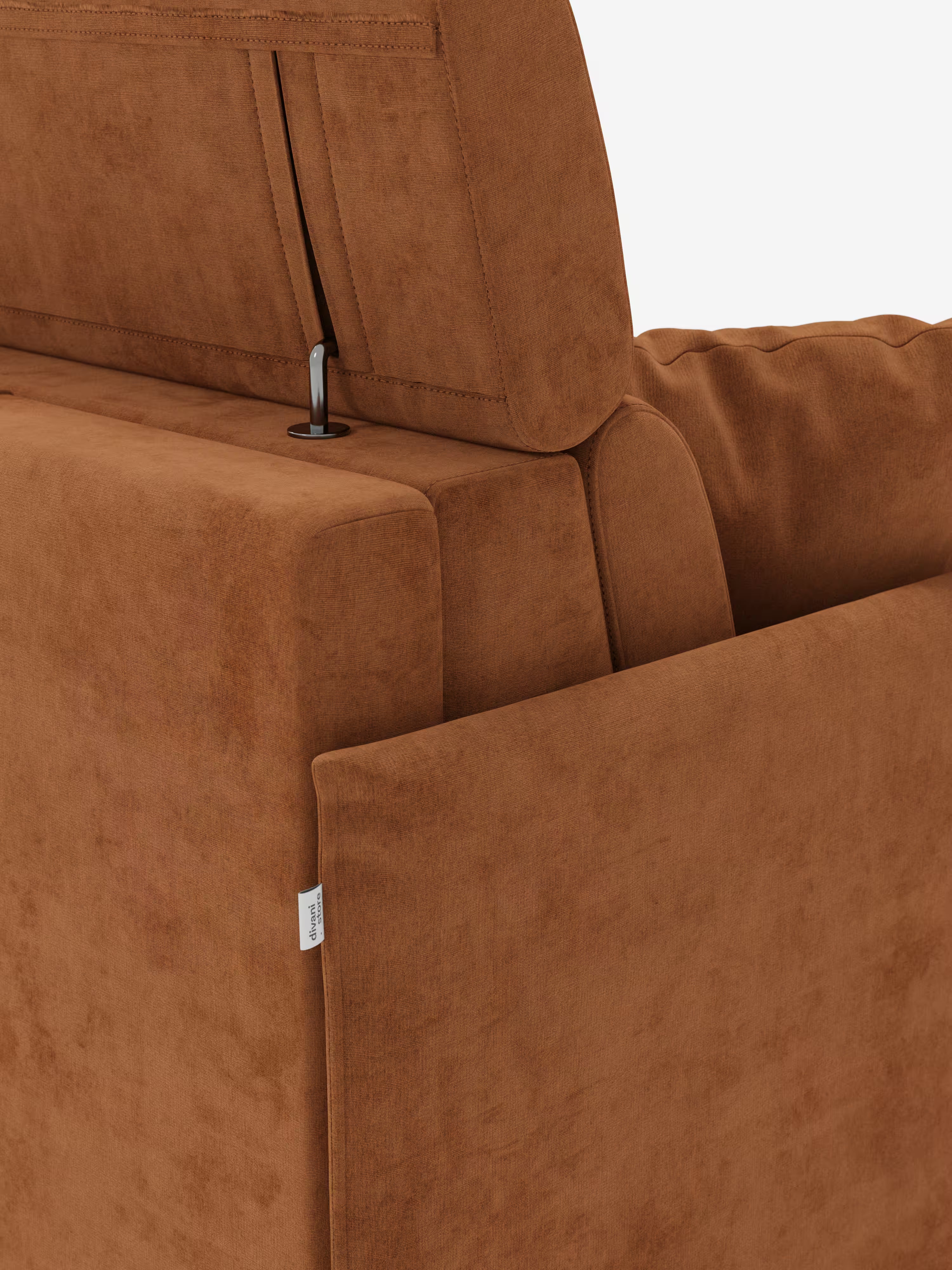 Primo piano del divano letto Miryam con poggiatesta reclinabili e comfort maxi di Divani.Store, rivestito in morbido tessuto T31 antimacchia e caratterizzato da un design compatto e contemporaneo. L’immagine mette in risalto lo schienale e il pannello laterale, con lo schienale parzialmente sollevato per mostrare i poggiatesta regolabili e la cerniera metallica a vista. Sul lato è visibile un'etichetta in tessuto bianco, che spicca su uno sfondo bianco a tinta unita.
