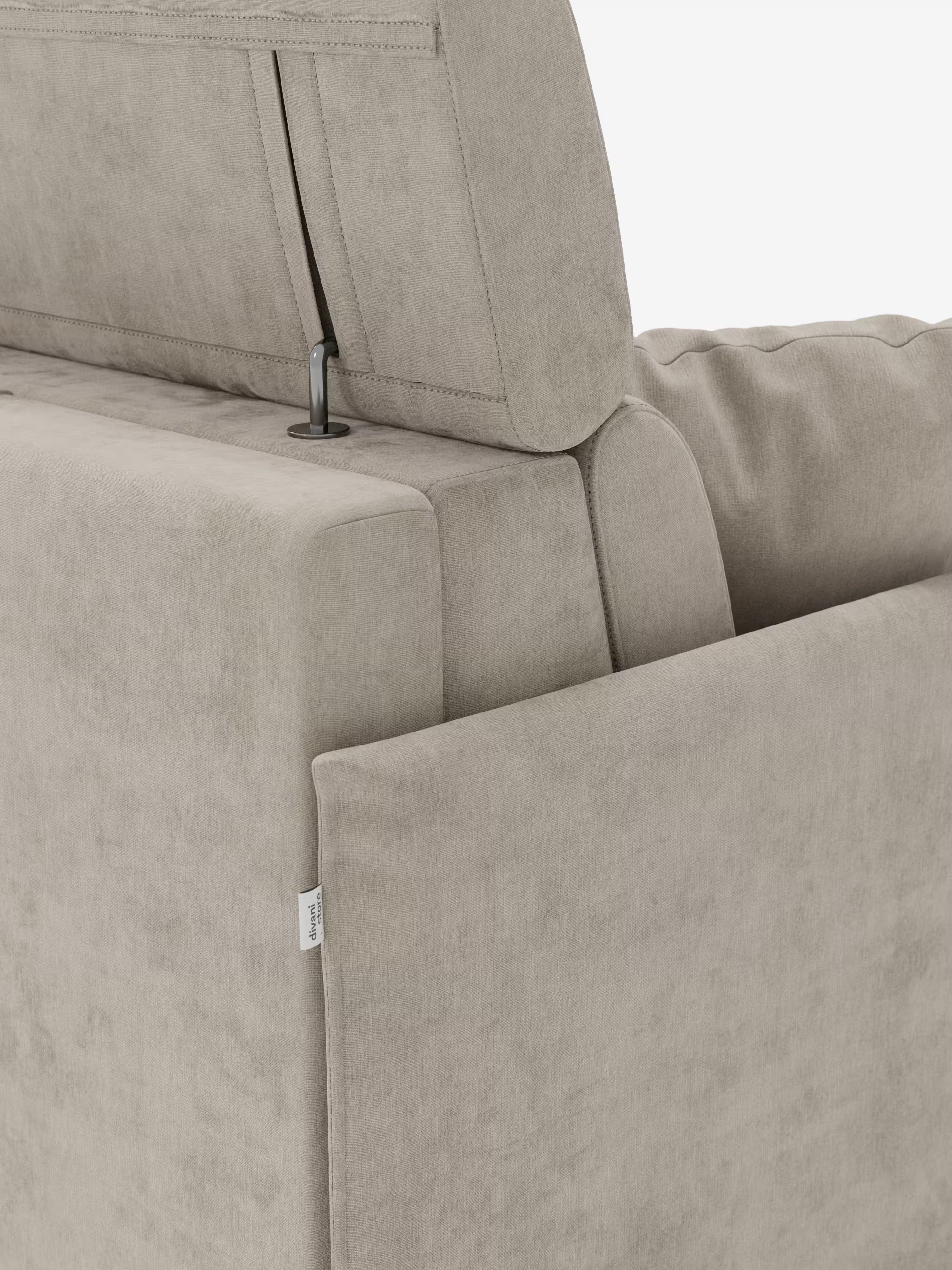 Primo piano del divano letto Miryam con poggiatesta reclinabili e comfort maxi di Divani.Store, presentato in morbido tessuto smacchiabile T31 color beige chiaro. I poggiatesta parzialmente sollevati rivelano una barra di sostegno in metallo, mentre sono visibili le cuciture dettagliate e la trama del tessuto, insieme a una piccola etichetta in tessuto sul lato. Su uno sfondo bianco a tinta unita, questo divano letto compatto mette in risalto il suo stile minimalista e contemporaneo.