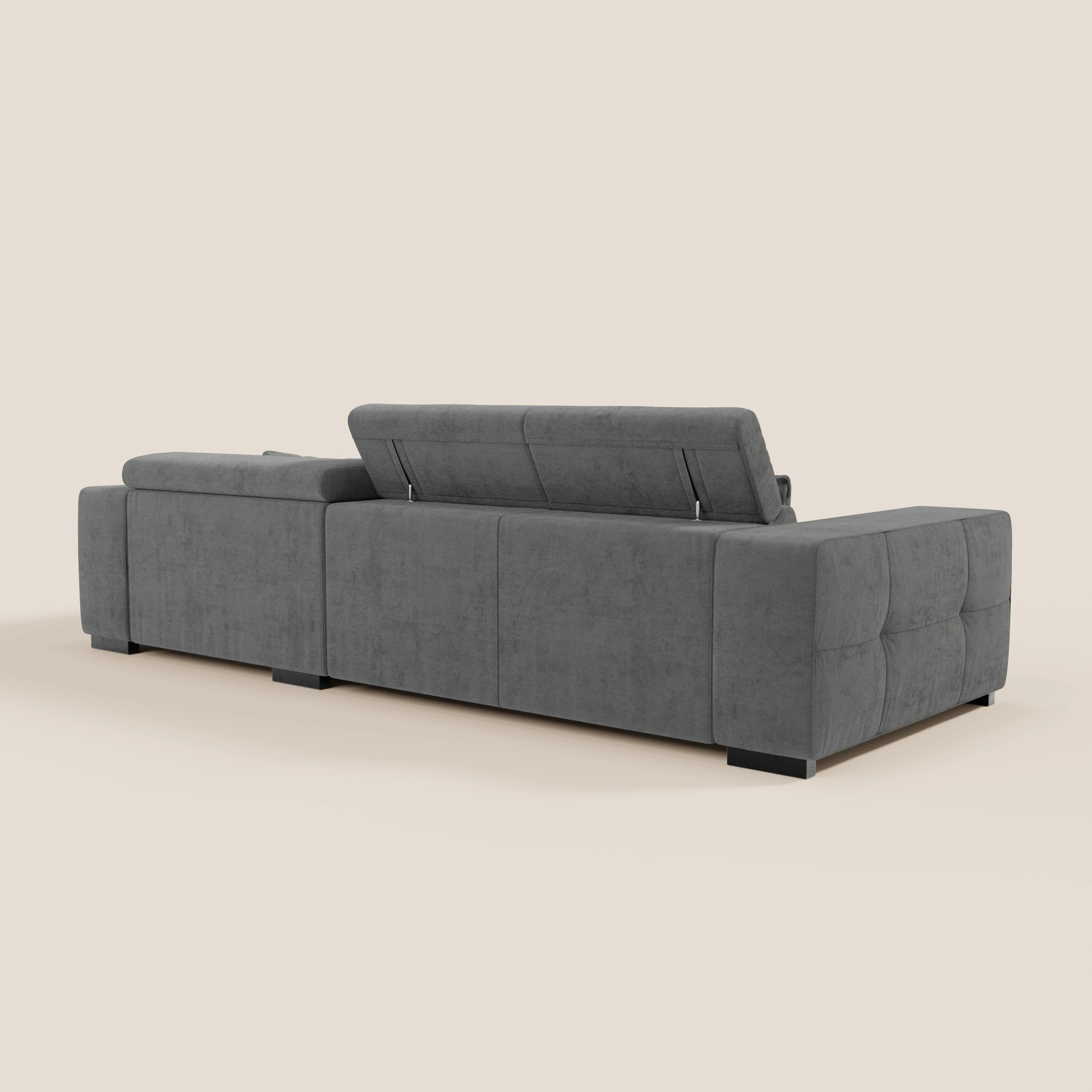 Il Monarch Divano angolare di Divani.Store è presentato nella parte posteriore, con poggiatesta reclinabili, ampi braccioli, piedini neri bassi e sedute relax elettriche. Le sue linee moderne e il morbido tessuto T31 antimacchia spiccano su uno sfondo beige chiaro.