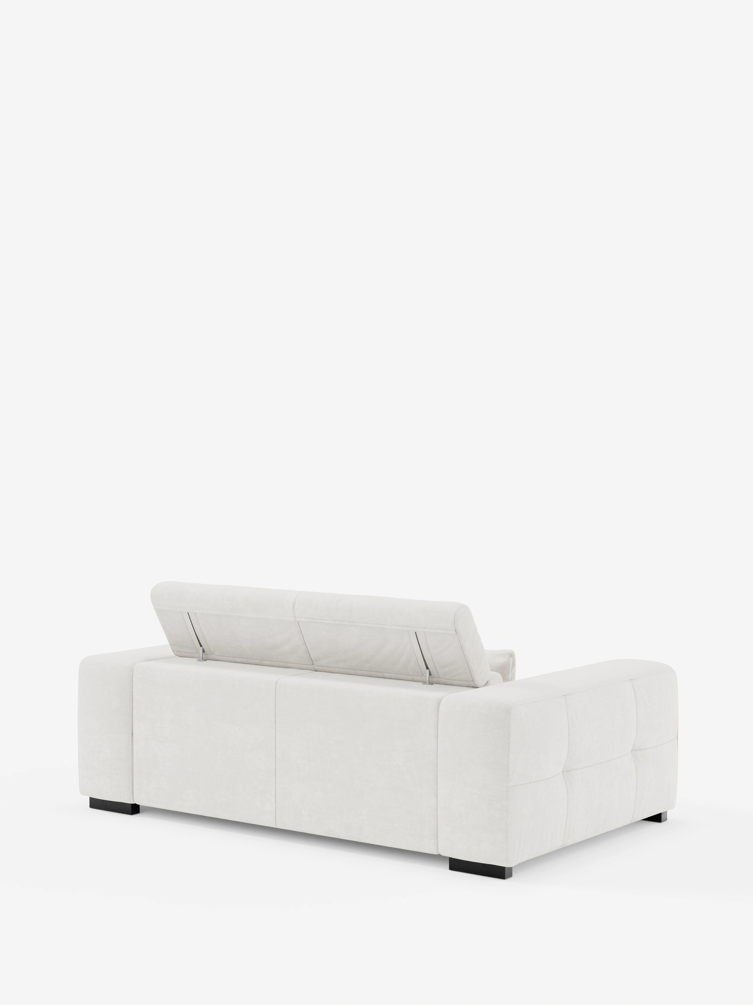 Il divano Monarch Divano con Relax Elettrico per l’allungamento delle sedute e poggiatesta reclinabile, in morbido tessuto smacchiabile T31 di Divani.Store, viene ripreso da dietro, mettendo in risalto il suo profilo ribassato con un poggiatesta regolabile sollevato. Il divano presenta ampi braccioli imbottiti e poggia su piccoli piedini a blocco scuri su uno sfondo completamente bianco, per un look pulito e minimalista.