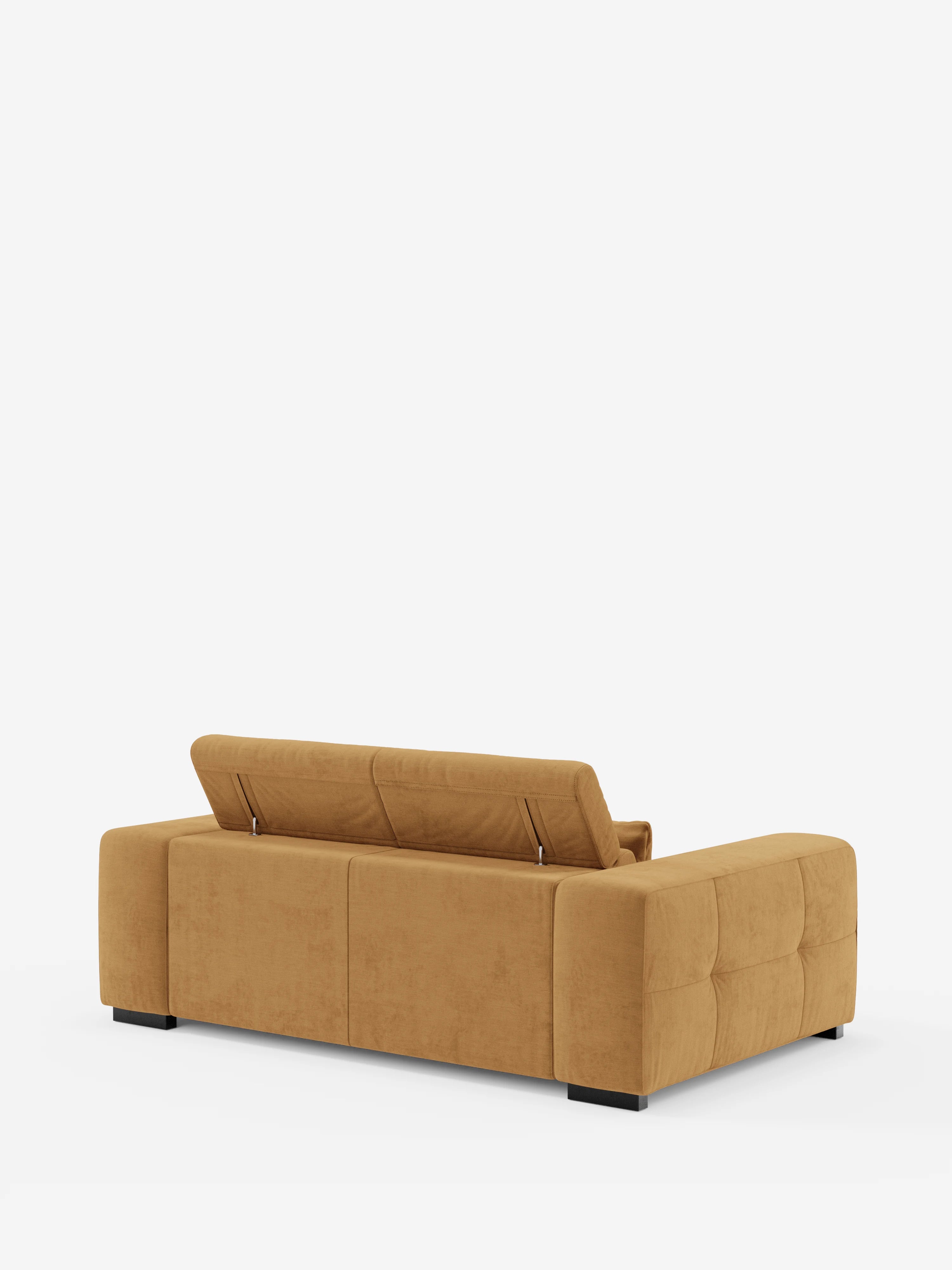 Il divano Monarch, colore giallo senape, con funzione Relax Elettrico per l’allungamento delle sedute e poggiatesta reclinabile, realizzato in morbido tessuto smacchiabile T31 di Divani.Store, caratterizzato da braccioli massicci e rivestimento trapuntato, è raffigurato di retro. Due dei suoi poggiatesta regolabili sono parzialmente sollevati. Il divano dal design contemporaneo poggia su piccoli piedini neri su uno sfondo bianco a tinta unita.