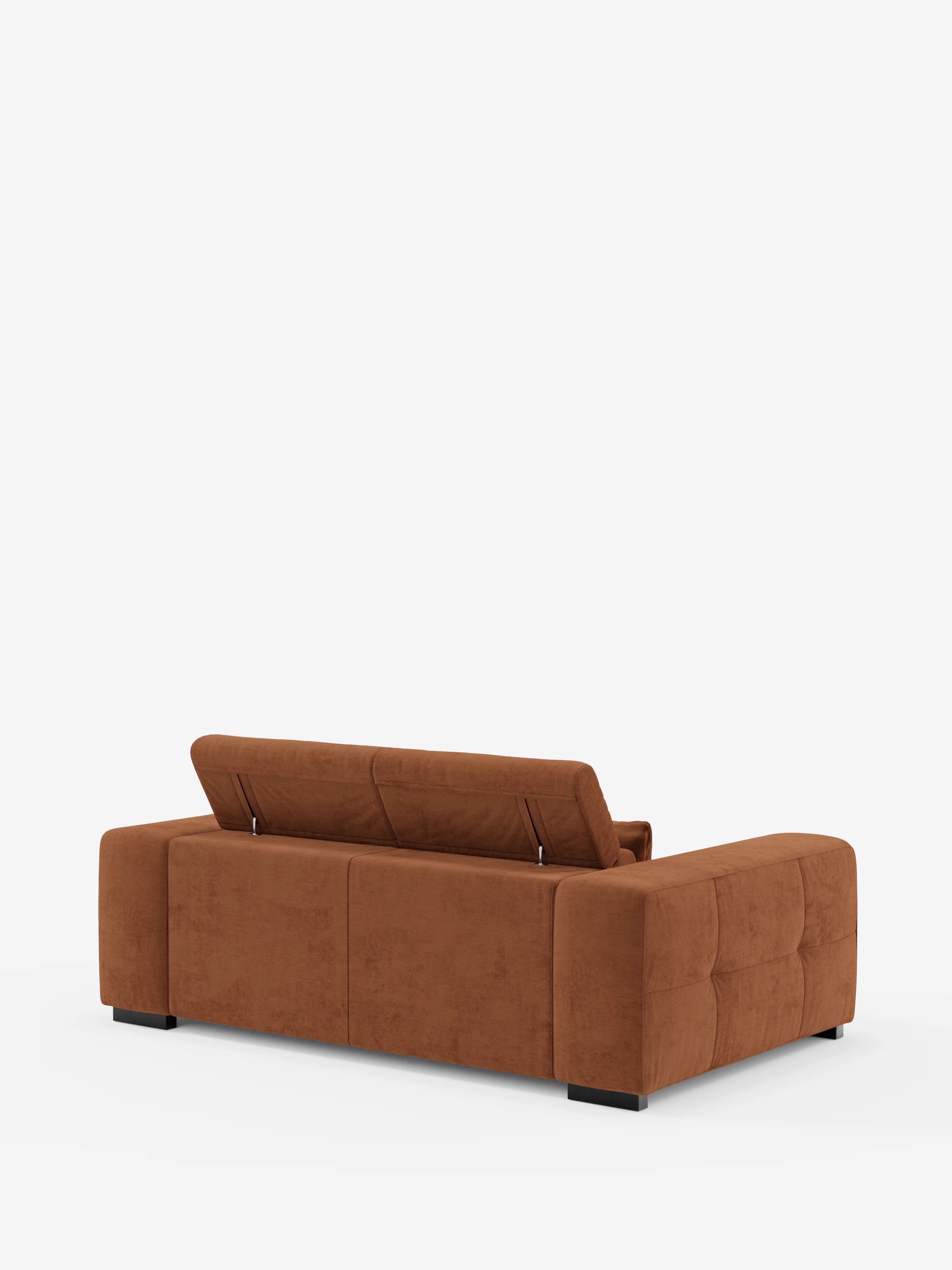 Il divano Monarch con funzione relax elettrica per l’allungamento delle sedute e poggiatesta reclinabile, rivestito in morbido tessuto lavabile T31 di Divani.Store è un moderno divano in tessuto marrone caratterizzato da due schienali regolabili, braccioli squadrati, fianchi trapuntati che ricordano un divano capitonné e gambe basse nere, raffigurato su uno sfondo bianco a tinta unita.