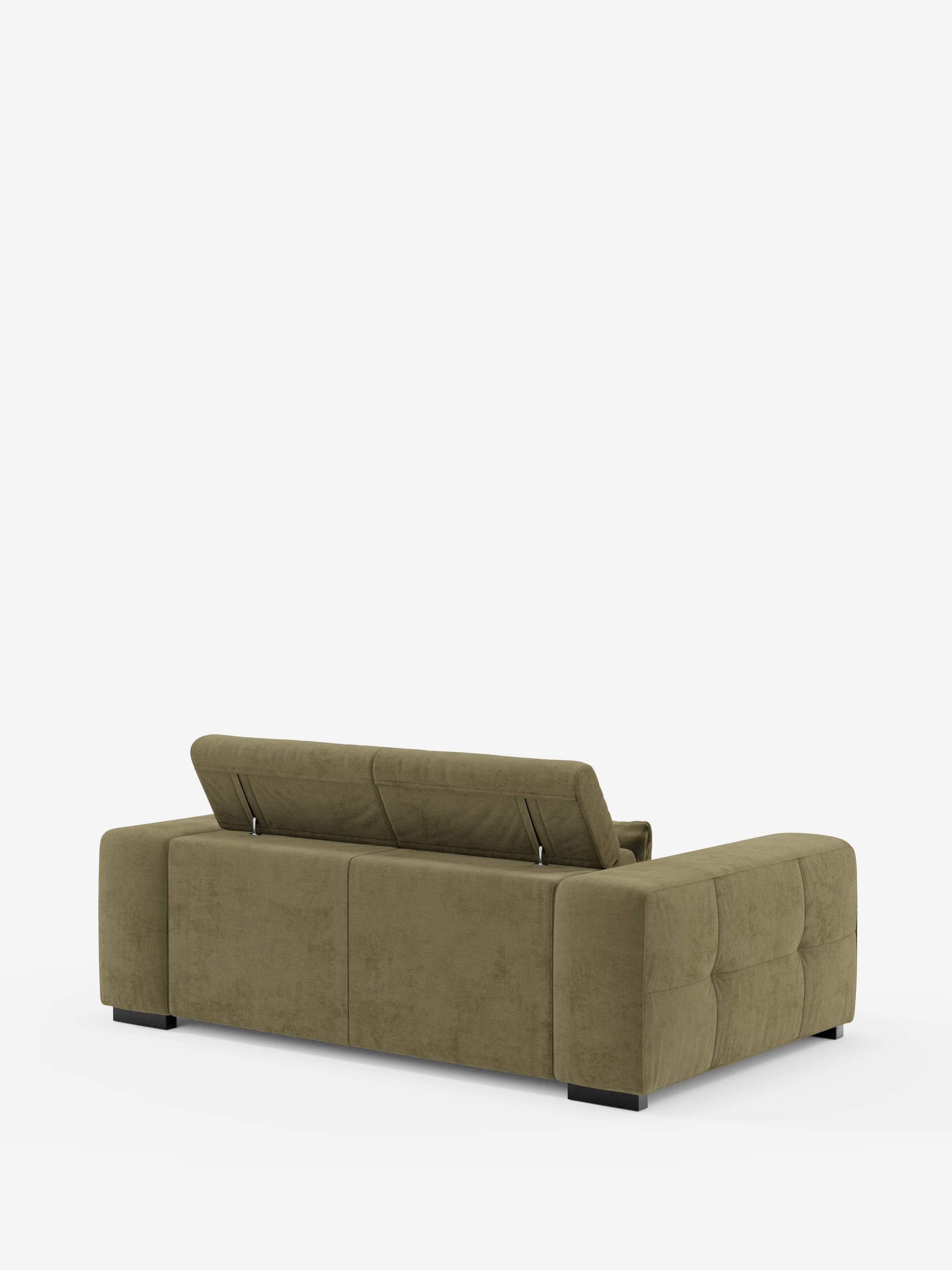 Un moderno divano Monarch verde oliva con funzione relax elettrica per l’allungamento delle sedute e poggiatesta reclinabile, rivestito in morbido tessuto smacchiabile T31 di Divani.Store, visto da dietro, con un poggiatesta reclinabile parzialmente sollevato. Il divano presenta un profilo ribassato, ampi braccioli, rivestimento trapuntato e piedini a blocco neri. La scena è ambientata su uno sfondo bianco a tinta unita.