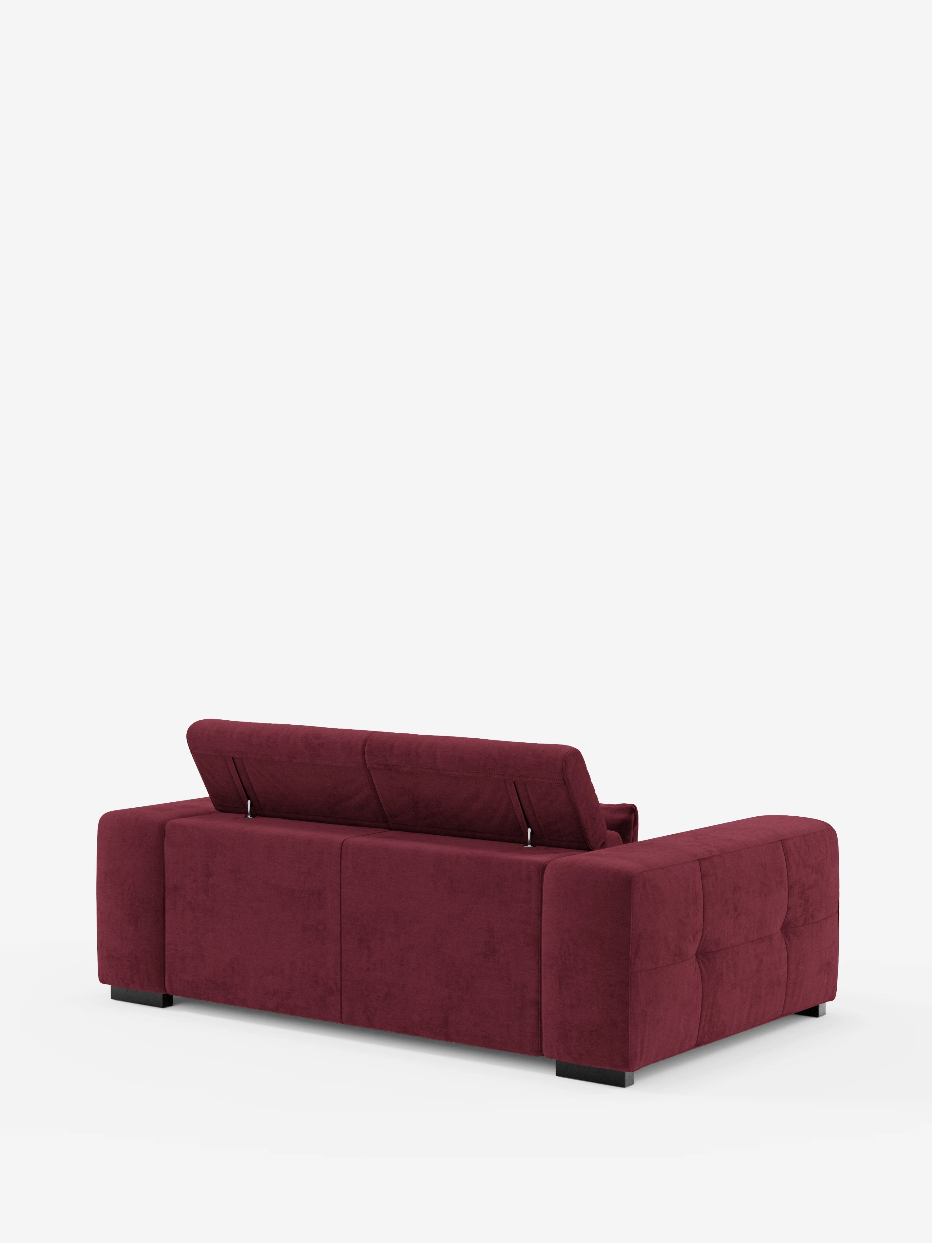 Il lussuoso divano Monarch Divano con Relax Elettrico per l’allungamento delle sedute e poggiatesta reclinabile in morbido tessuto smacchiabile T31 di Divani.Store è raffigurato di retro su uno sfondo bianco. Il poggiatesta reclinabile di sinistra è sollevato, mentre quello di destra rimane abbassato. Questo divano dal design contemporaneo presenta ampi braccioli imbottiti e una linea squadrata con una delicata trapuntatura sui lati.