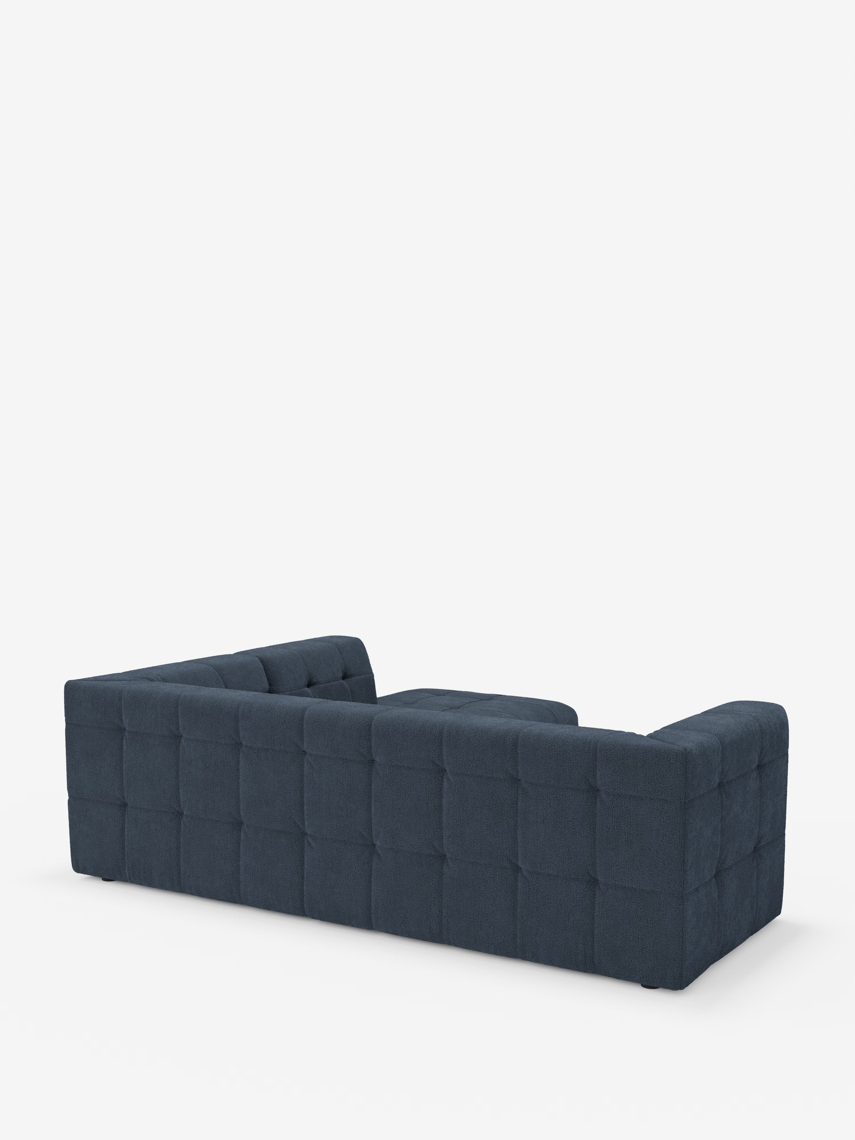 Un divano angolare componibile e modulare Mosaic, dal design moderno e di colore blu navy, realizzato in bouclé da Divani.Store, presenta uno schienale basso e un rivestimento capitonné a quadri in tessuto smacchiabile T21. Questo divano componibile a forma di L è raffigurato di retro su uno sfondo bianco a tinta unita: una scelta ideale per un soggiorno moderno.