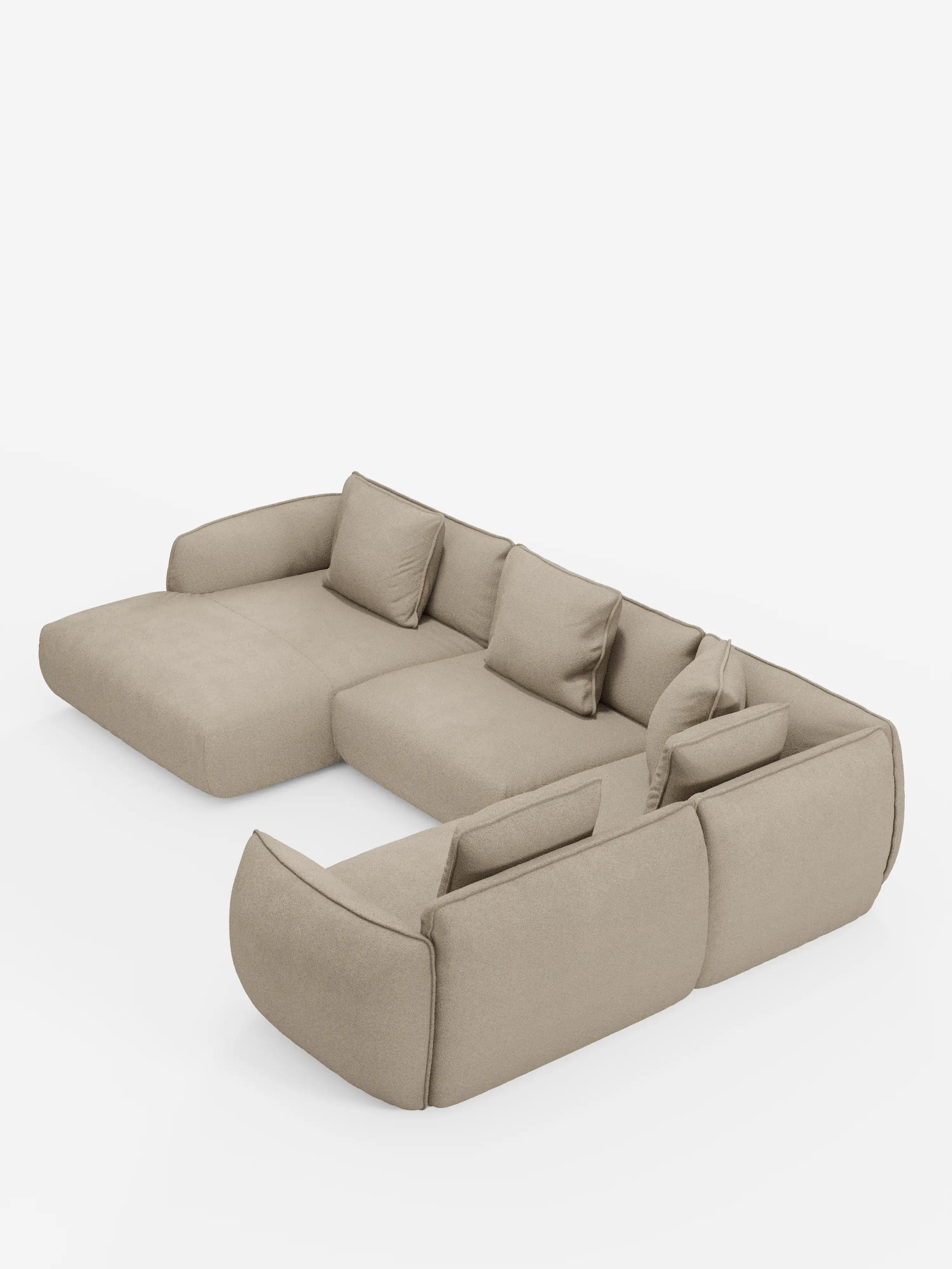 Un divano componibile contemporaneo a forma di L color beige — il divano angolare panoramico componibile Nimbus con penisola e angolo in tessuto smacchiabile t33 di Divani.Store — presenta spigoli arrotondati, cinque cuscini dello schienale coordinati, braccioli bassi e una chaise longue sul lato sinistro. Su uno sfondo bianco a tinta unita, questo divano componibile Made in Italy offre stile e versatilità per gli spazi abitativi moderni.