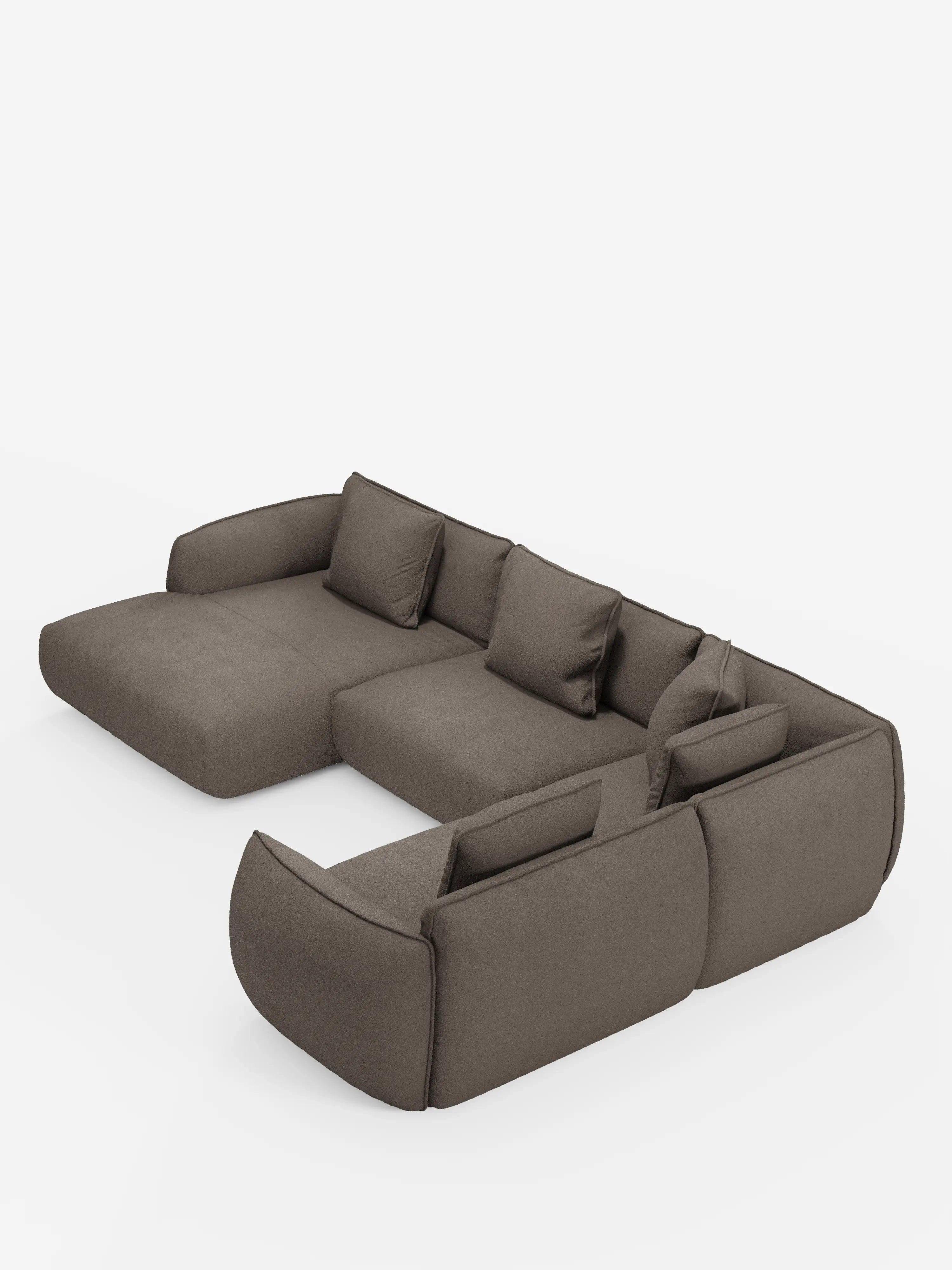 Un divano componibile marrone, spazioso e dal design contemporaneo — il divano angolare panoramico componibile Nimbus con penisola e angolo in tessuto smacchiabile T33 di Divani.Store — si caratterizza per il profilo ribassato, i bordi arrotondati e i morbidi cuscini. Questo elegante divano di produzione italiana ha una forma a L ed è corredato da cinque cuscini decorativi coordinati, tutti messi in risalto su uno sfondo bianco.