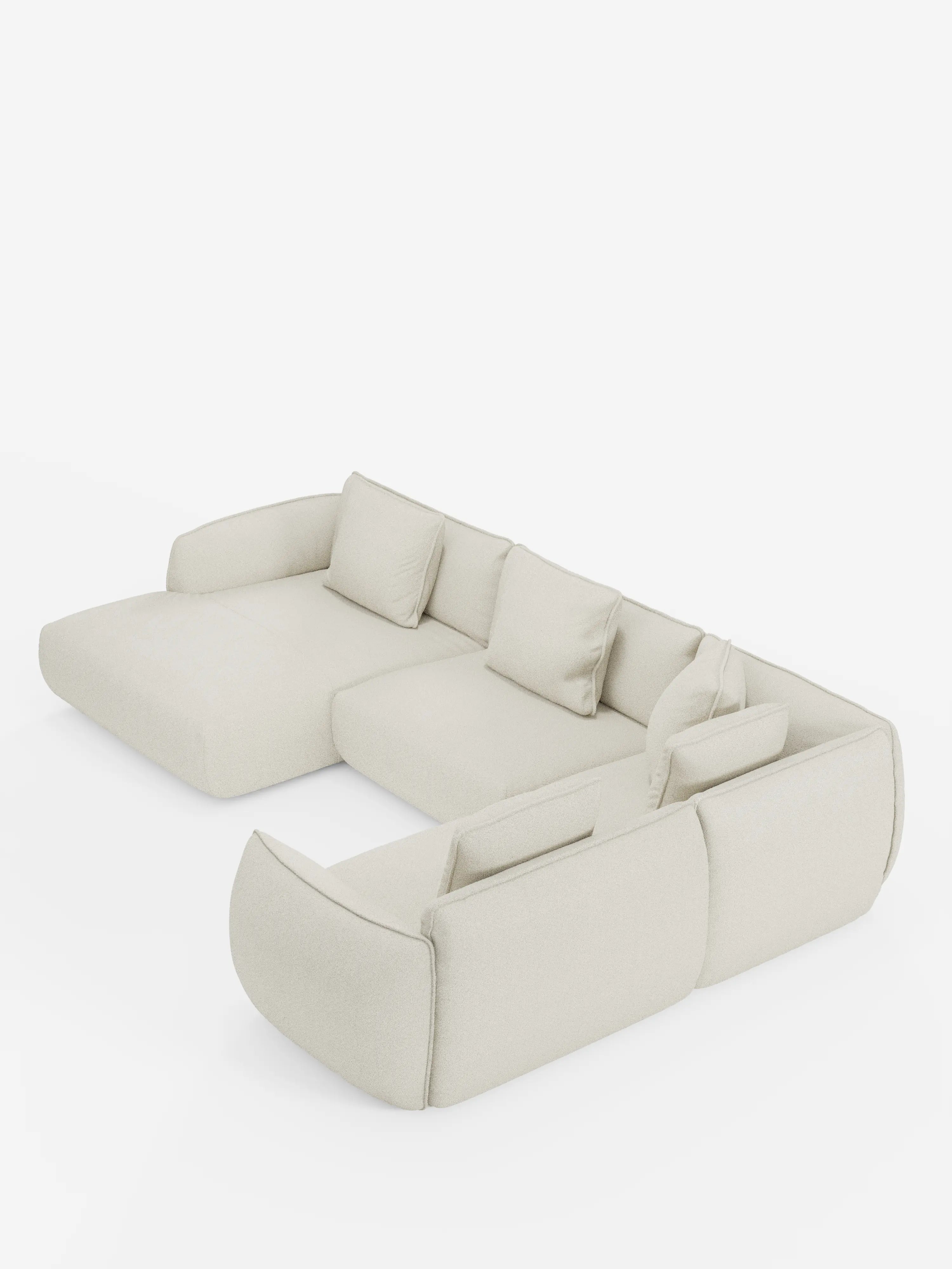 Il divano angolare panoramico componibile Nimbus con penisola e angolo in tessuto antimacchia T33 di Divani.Store è un divano componibile a L spazioso e moderno, rivestito in tessuto beige chiaro antimacchia, caratterizzato da bordi morbidi e arrotondati, schienali bassi e cinque cuscini rettangolari coordinati. Presentato su uno sfondo bianco senza cuciture, questo elegante divano componibile mette in risalto il suo design minimalista e contemporaneo.