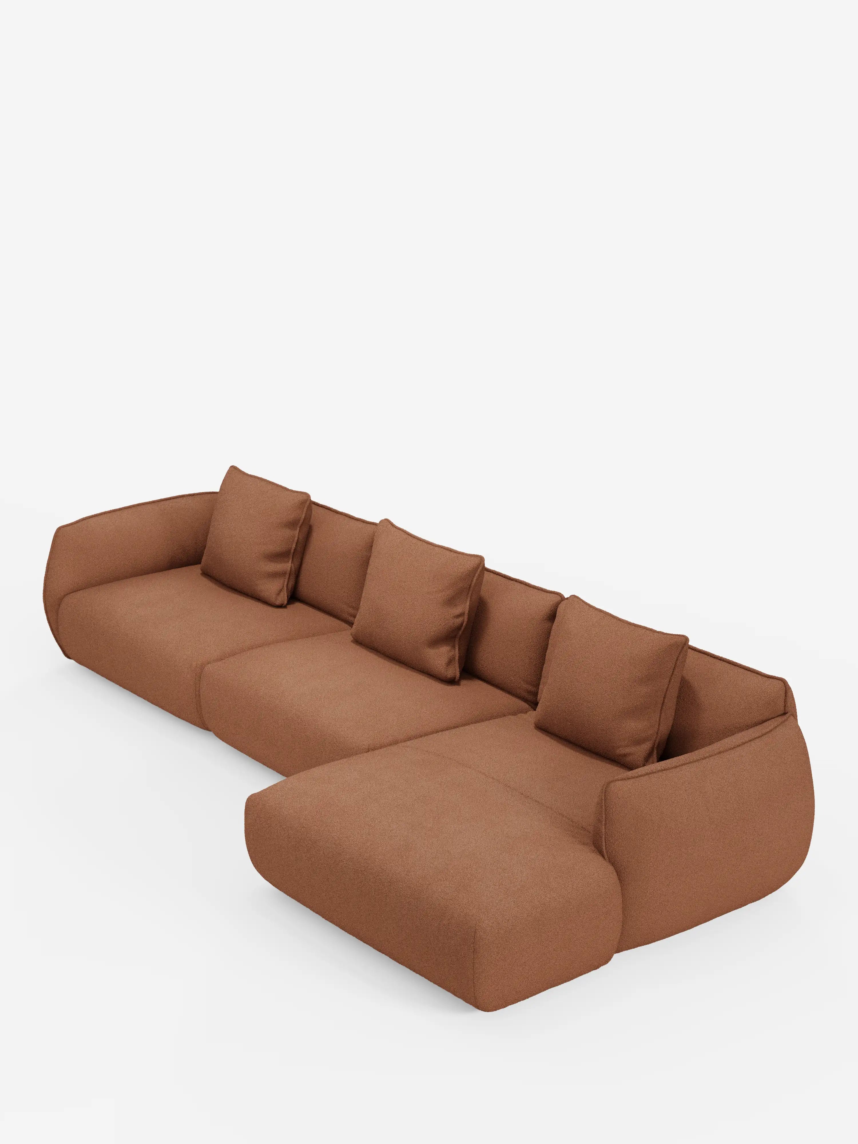 Il divano angolare con penisola componibile Nimbus in morbido tessuto effetto cotone smacchiabile T33 di Divani.Store è un ampio divano componibile marrone dotato di quattro cuscini di seduta, quattro cuscini quadrati coordinati per lo schienale, braccioli arrotondati e una chaise longue sul lato sinistro, il tutto su uno sfondo bianco a tinta unita.