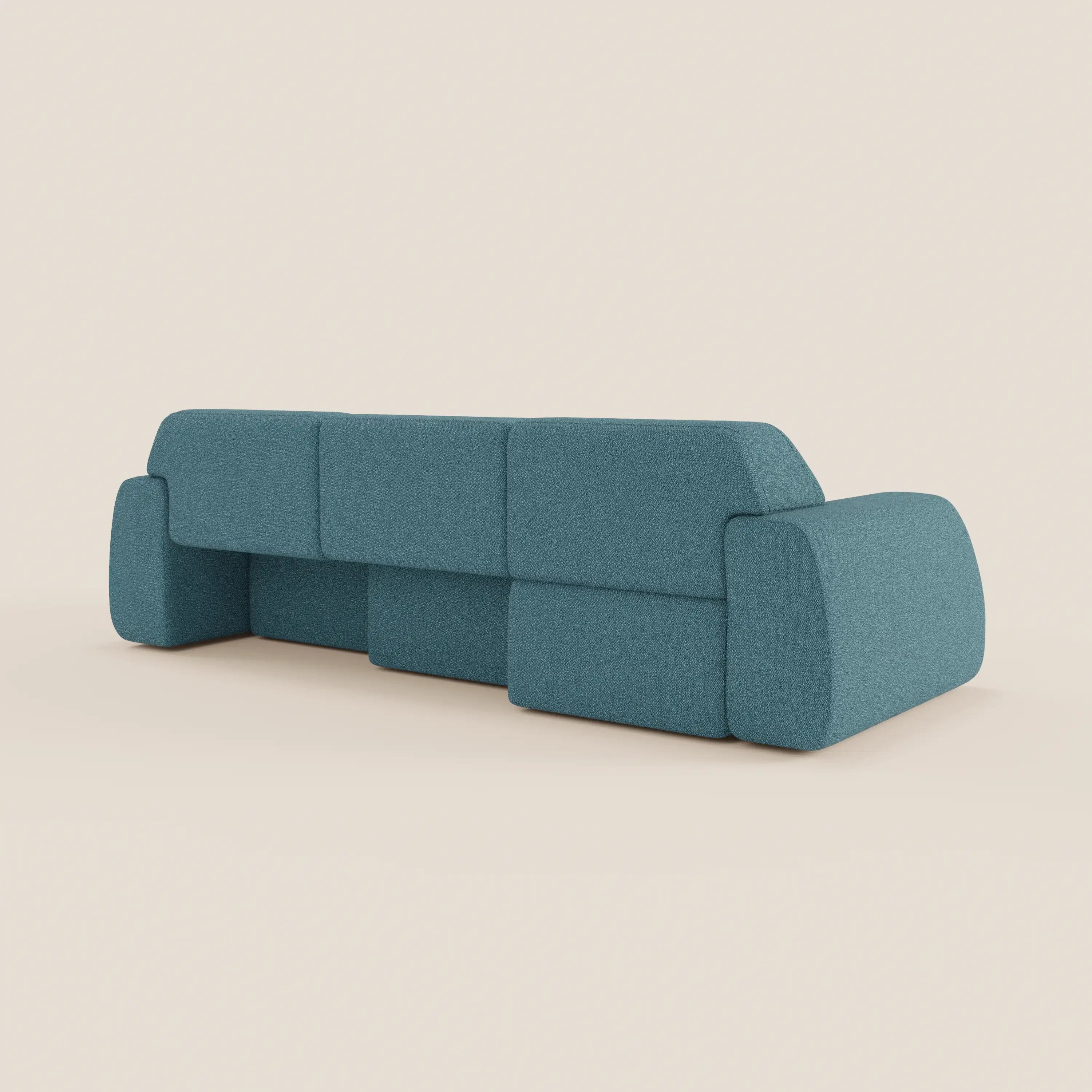 Il divano Orbit con 3 sedute scorrevoli e allungabili di Divani.Store è presentato dal retro in blu, con un design squadrato e moderno con ampi braccioli arrotondati e tessuto antimacchia effetto cotone T33 su fondo beige.