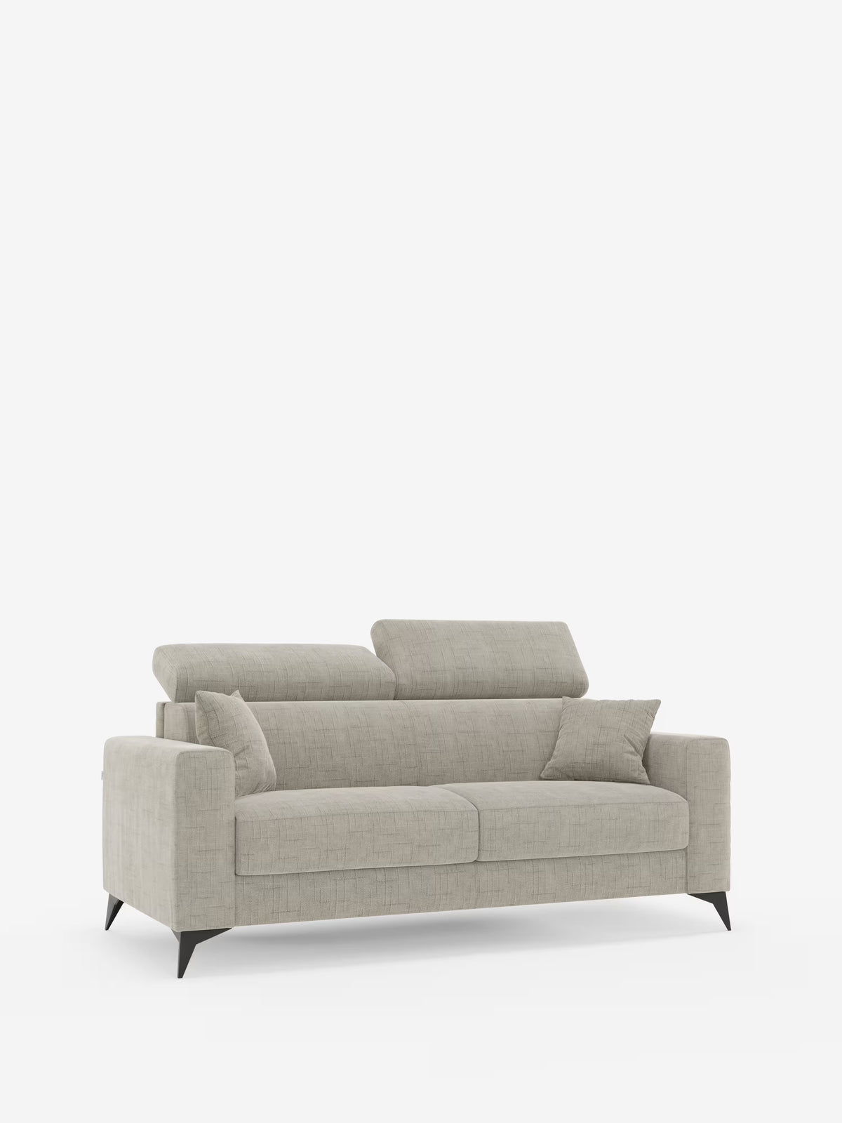 Un divano letto matrimoniale Pegaso in stile contemporaneo di Divani.Store, rivestito in tessuto jacquard T22 grigio chiaro resistente alle macchie, dotato di due cuscini di seduta, due cuscini coordinati, poggiatesta regolabili, ampi braccioli ed eleganti gambe angolate nere — raffigurato su uno sfondo bianco a tinta unita.