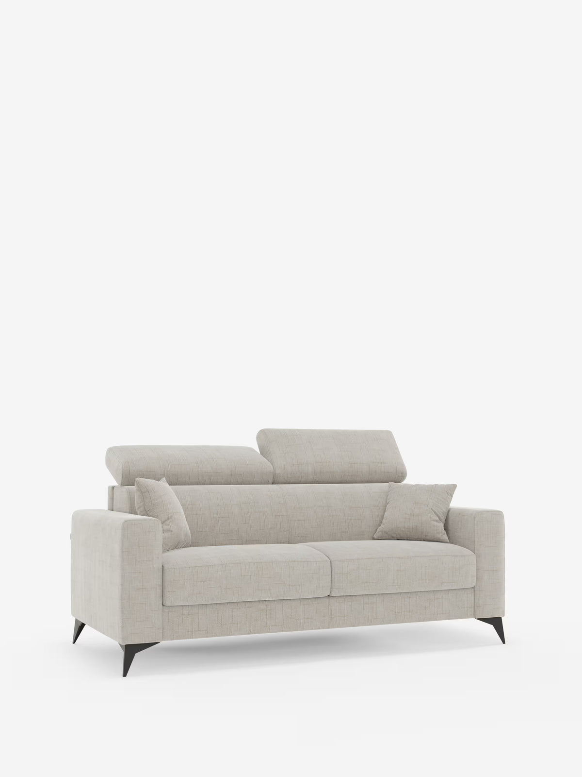 Un divano letto matrimoniale Pegaso in stile contemporaneo di Divani.Store, rivestito in tessuto jacquard grigio chiaro antimacchia (T22), dotato di due cuscini di seduta, due piccoli cuscini decorativi abbinati, poggiatesta reclinabili regolabili e sottili gambe angolate nere, presentato su uno sfondo bianco a tinta unita.