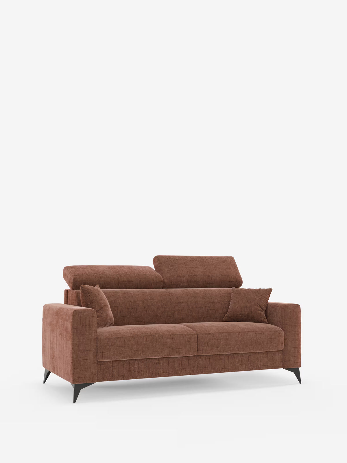 Il divano letto matrimoniale Pegaso di Divani.Store presenta un design moderno con tessuto jacquard marrone antimacchia (T22), due poggiatesta reclinabili, braccioli angolati, due cuscini di seduta, due cuscini decorativi abbinati e sottili gambe nere, il tutto su uno sfondo bianco a tinta unita.