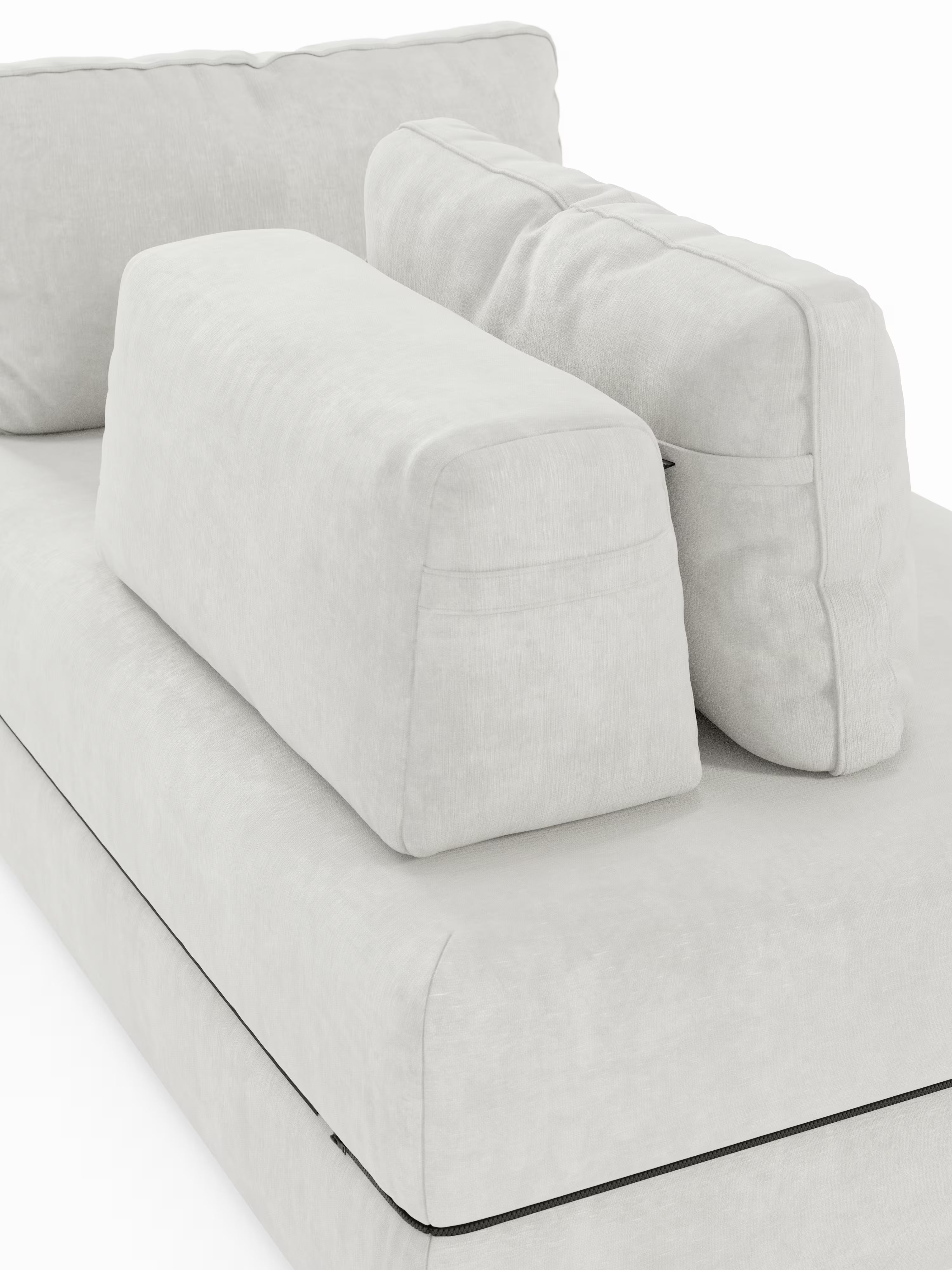 Un primo piano del divano letto matrimoniale Rift a 2 e 3 posti con schienali mobili di Divani.Store, caratterizzato da un rivestimento grigio chiaro, morbido e leggermente testurizzato. Il divano letto presenta due grandi cuscini rettangolari per lo schienale e un unico cuscino lombare allungato disposti sulla seduta, su uno sfondo bianco a tinta unita. Il design prevede un materasso alto 22 cm con schiuma memory T31 per un comfort ancora maggiore.