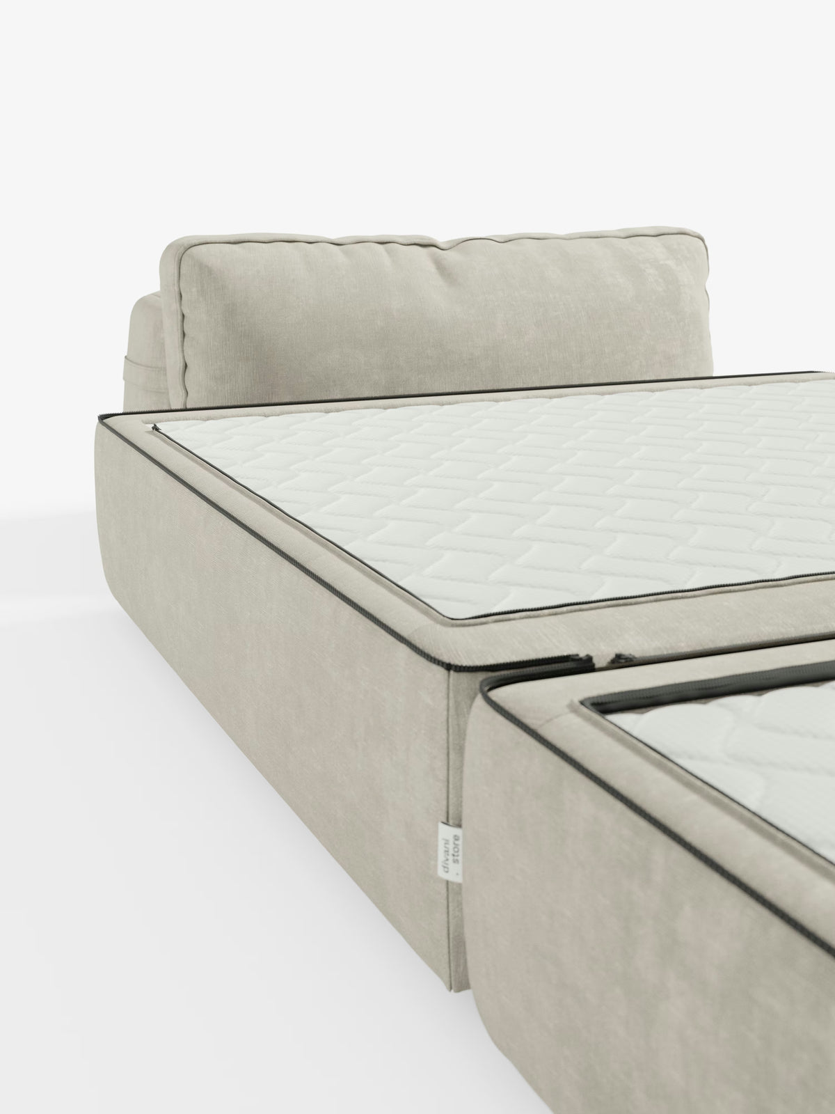 Primo piano della poltrona letto Divani.Store Rift con materasso alto 24 cm in memory foam, caratterizzata da un design moderno color beige con schienale mobile e rivestimento in tessuto T31 antimacchia. Il materasso, parzialmente aperto grazie alla cerniera, ne rivela la trama, mentre le rifiniture nere aggiungono un tocco contemporaneo a questa versatile poltrona trasformabile. La scena è ben illuminata su uno sfondo bianco a tinta unita.