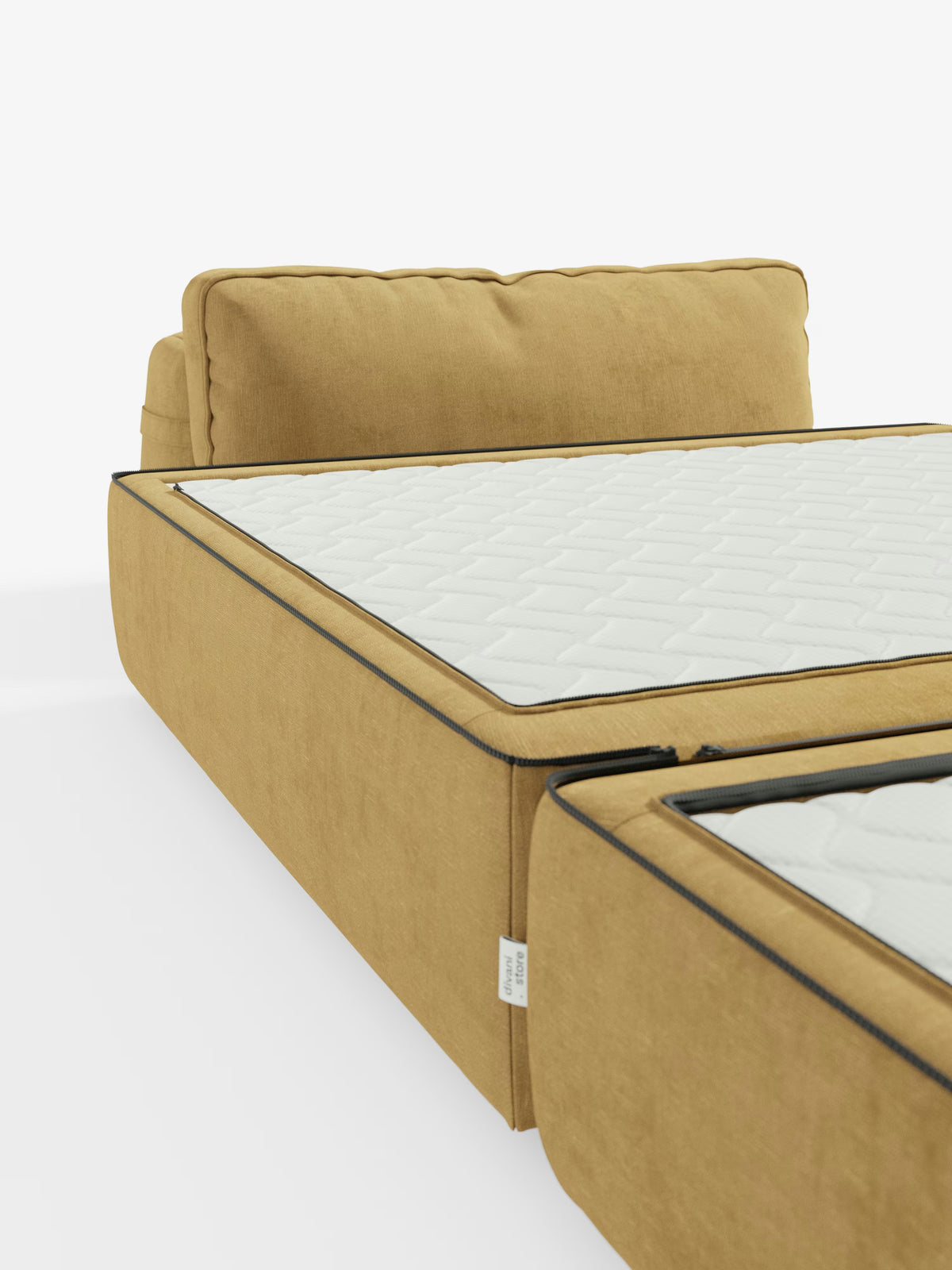 Vi presentiamo la poltrona letto Rift con materasso alto 24 cm e memory foam di Divani.Store: questa struttura letto imbottita, in un vivace giallo senape, presenta una testiera morbida e imbottita con schienale regolabile e tessuto T31 facile da pulire. Il materasso incluso vanta un rivestimento trapuntato bianco impreziosito da un delicato motivo geometrico, che ne esalta il fascino contemporaneo. In primo piano è parzialmente visibile un altro modello Rift simile, il tutto su uno sfondo bianco pulito.