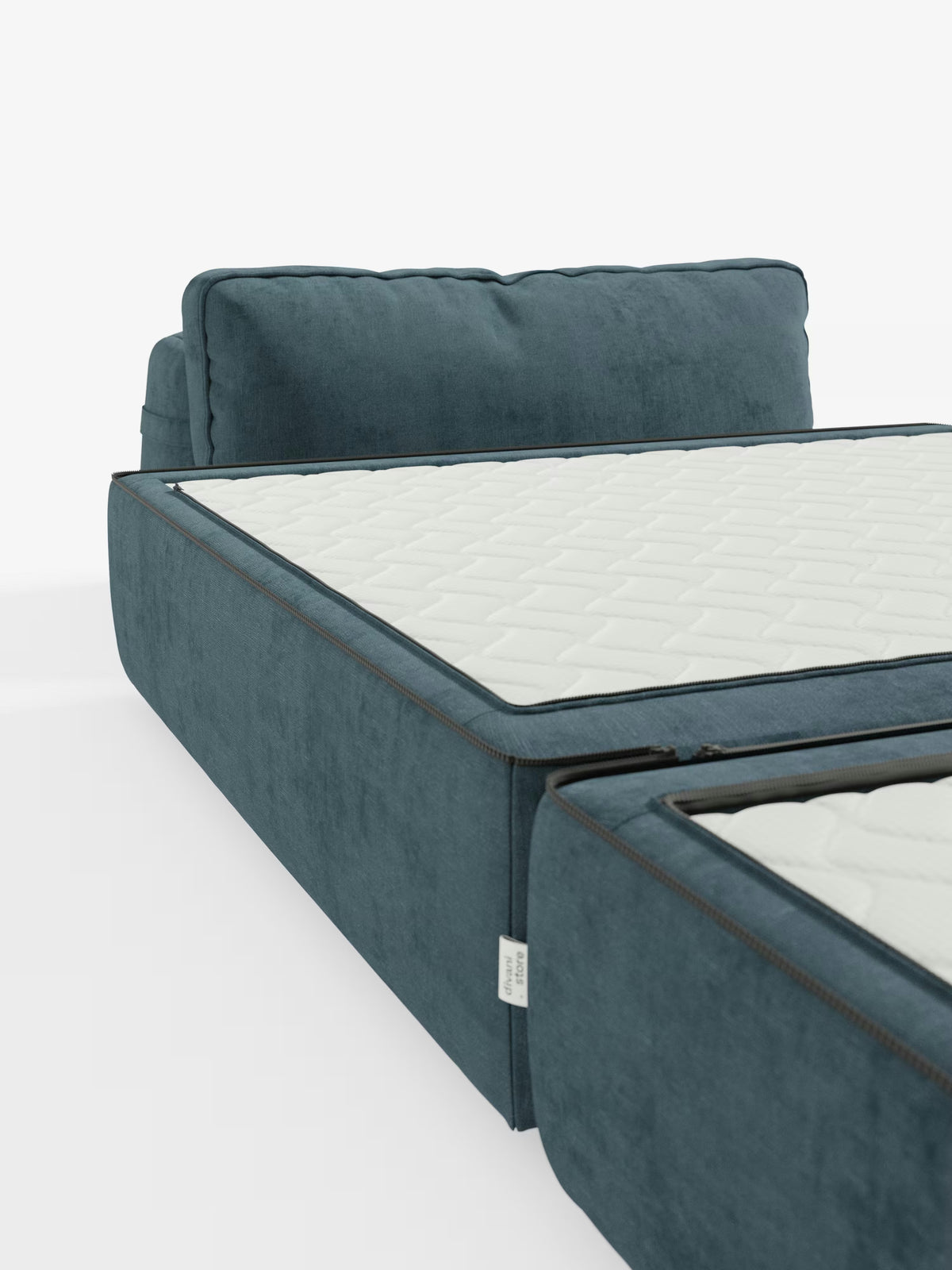Un primo piano del divano letto Rift con materasso alto 24 cm e memory foam di Divani.Store, rivestito in moderno tessuto blu smacchiabile T31, mostra il divano letto parzialmente aperto, rivelando il suo materasso bianco trapuntato con cerniera. Questo modello è caratterizzato da uno schienale mobile, morbidi cuscini profondi ed è presentato su uno sfondo bianco.