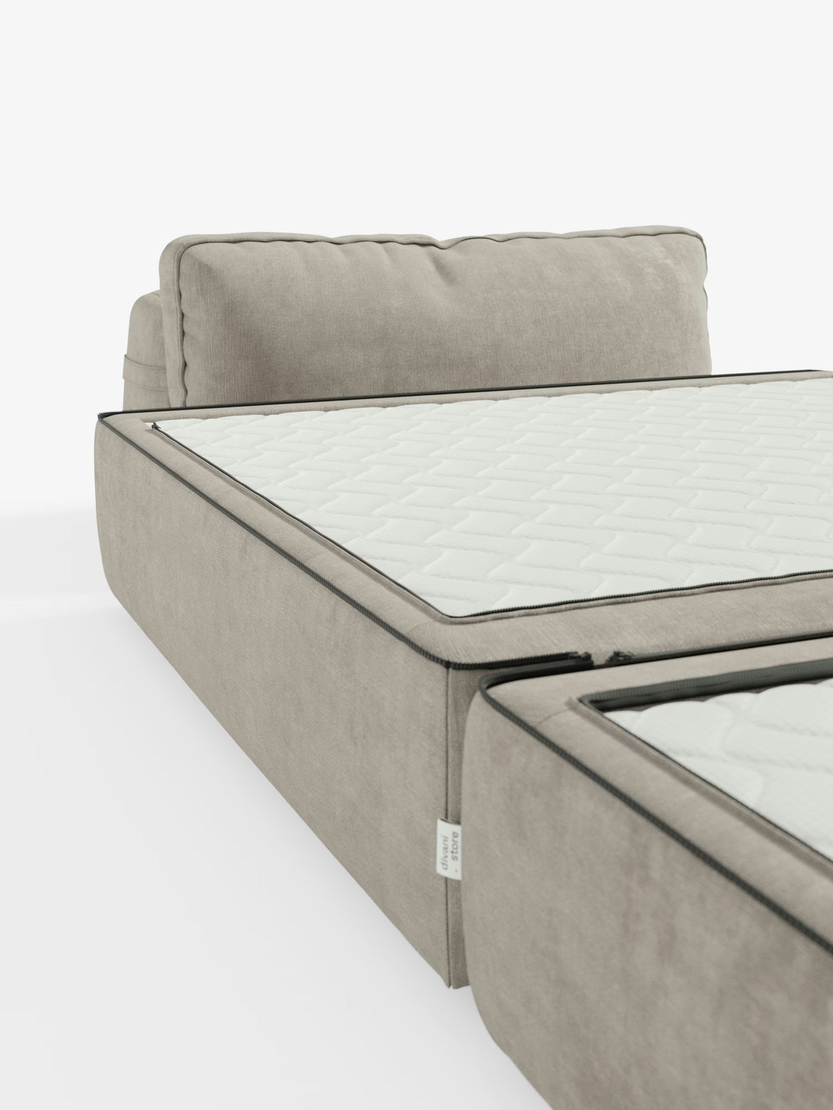 La poltrona letto Rift con materasso alto 24 cm e memory foam di Divani.Store è ripresa in un primo piano obliquo che ne mette in risalto una parte della pediera e del fianco. Caratterizzato da un rivestimento T31 beige antimacchia e da una testiera alta, mobile e imbottita, questo letto combina linee pulite e moderne con una texture morbida per un comfort contemporaneo. Il suo materasso bianco trapuntato include un supporto avanzato in memory foam, che esalta il raffinato design della poltrona letto.