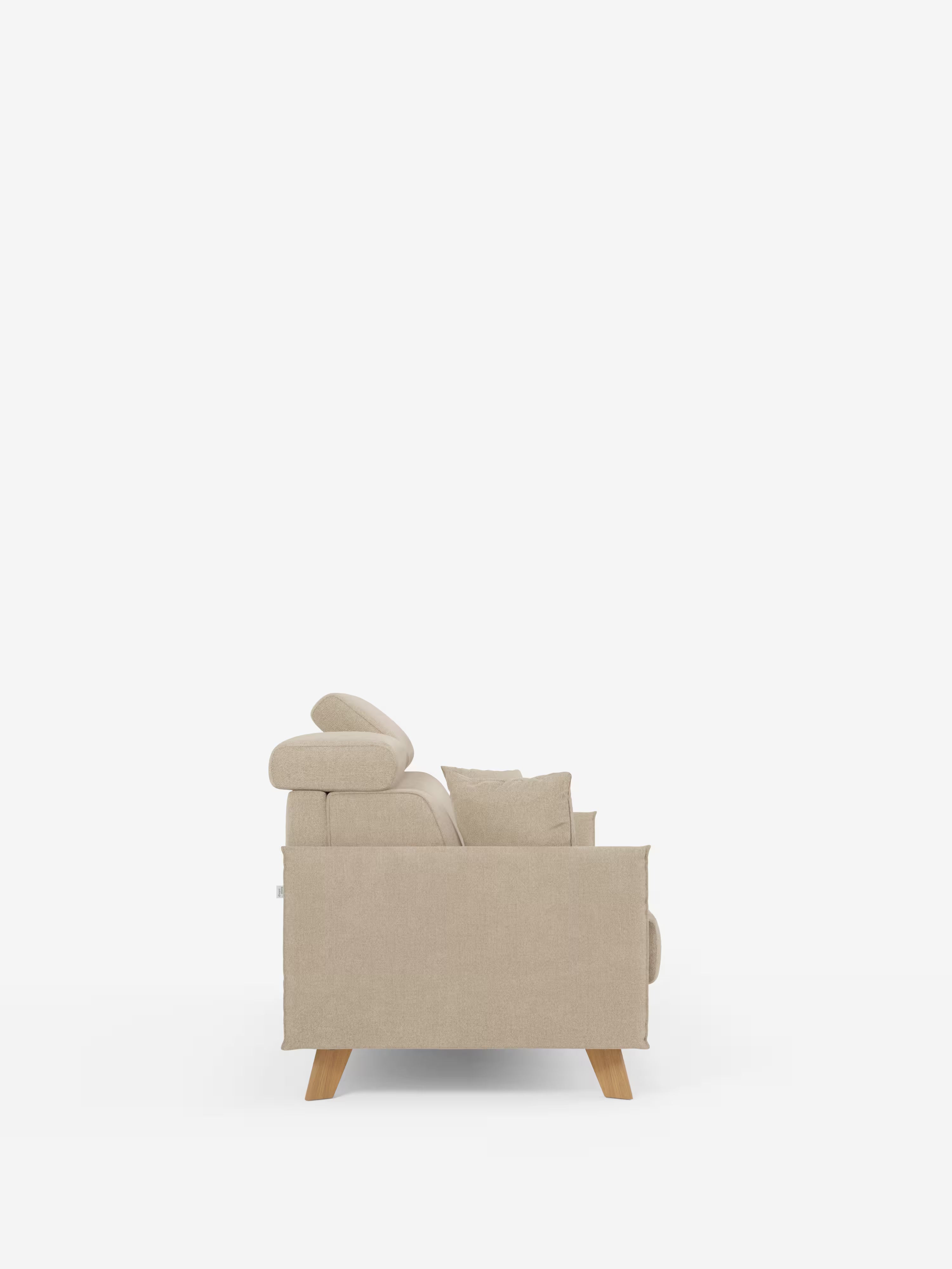 Viene mostrata una vista laterale del divano letto matrimoniale Sole di Divani.Store, caratterizzato da un design scandinavo compatto in tessuto T23 beige resistente alle macchie. Il divano presenta gambe in legno chiaro, braccioli e schienale imbottiti, un cuscino e poggiatesta regolabili, il tutto su uno sfondo bianco a tinta unita.