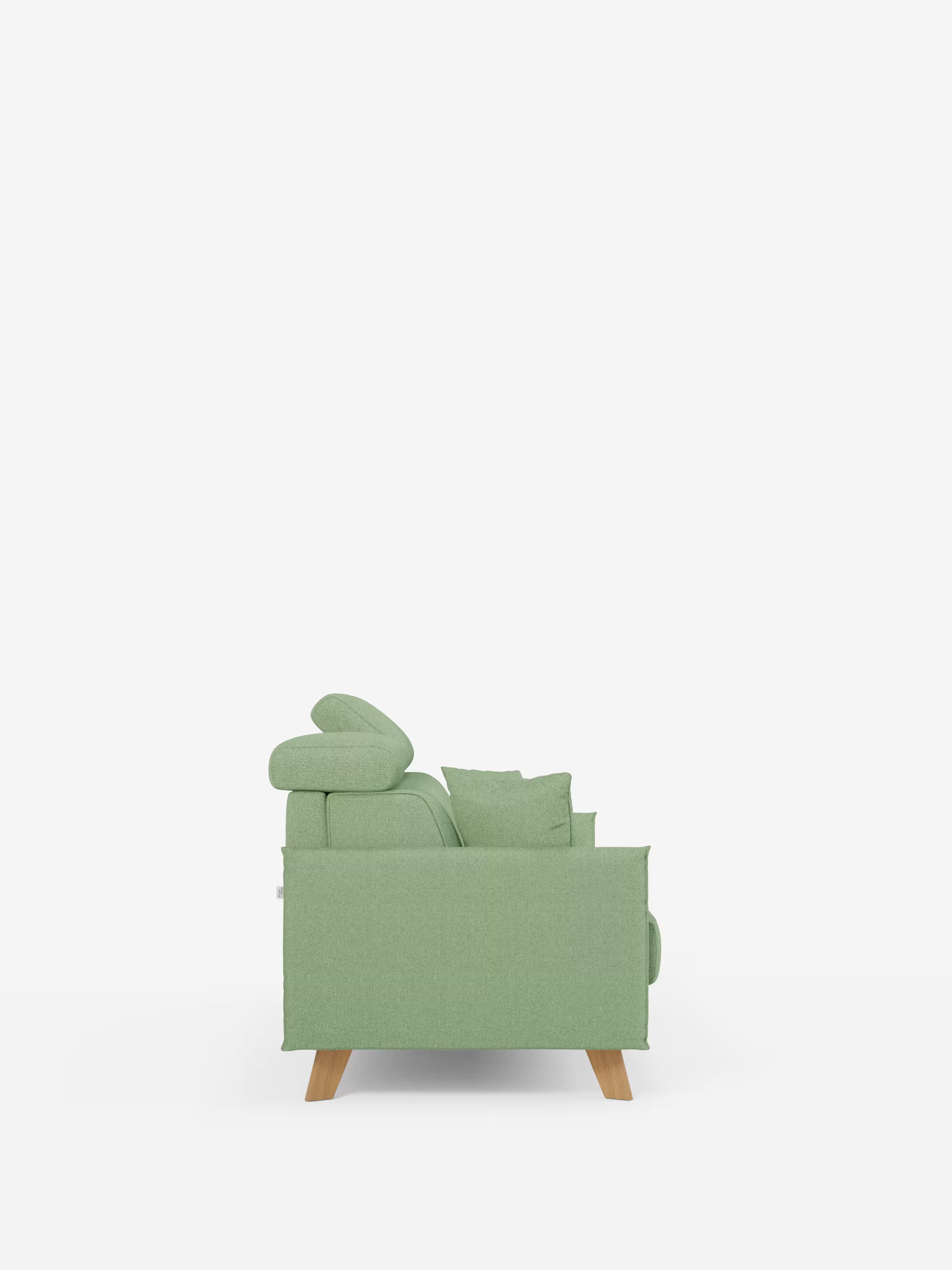 Vista laterale del divano letto matrimoniale Sole di Divani.Store in verde chiaro, caratterizzato da un design scandinavo compatto con braccioli imbottiti, gambe in legno e cuscini a vista. Il divano offre un comfort moderno grazie ai poggiatesta reclinabili e a un’estetica semplice e pulita. Rivestito in tessuto T23 100% sfoderabile e antimacchia, il tutto su uno sfondo bianco a tinta unita.