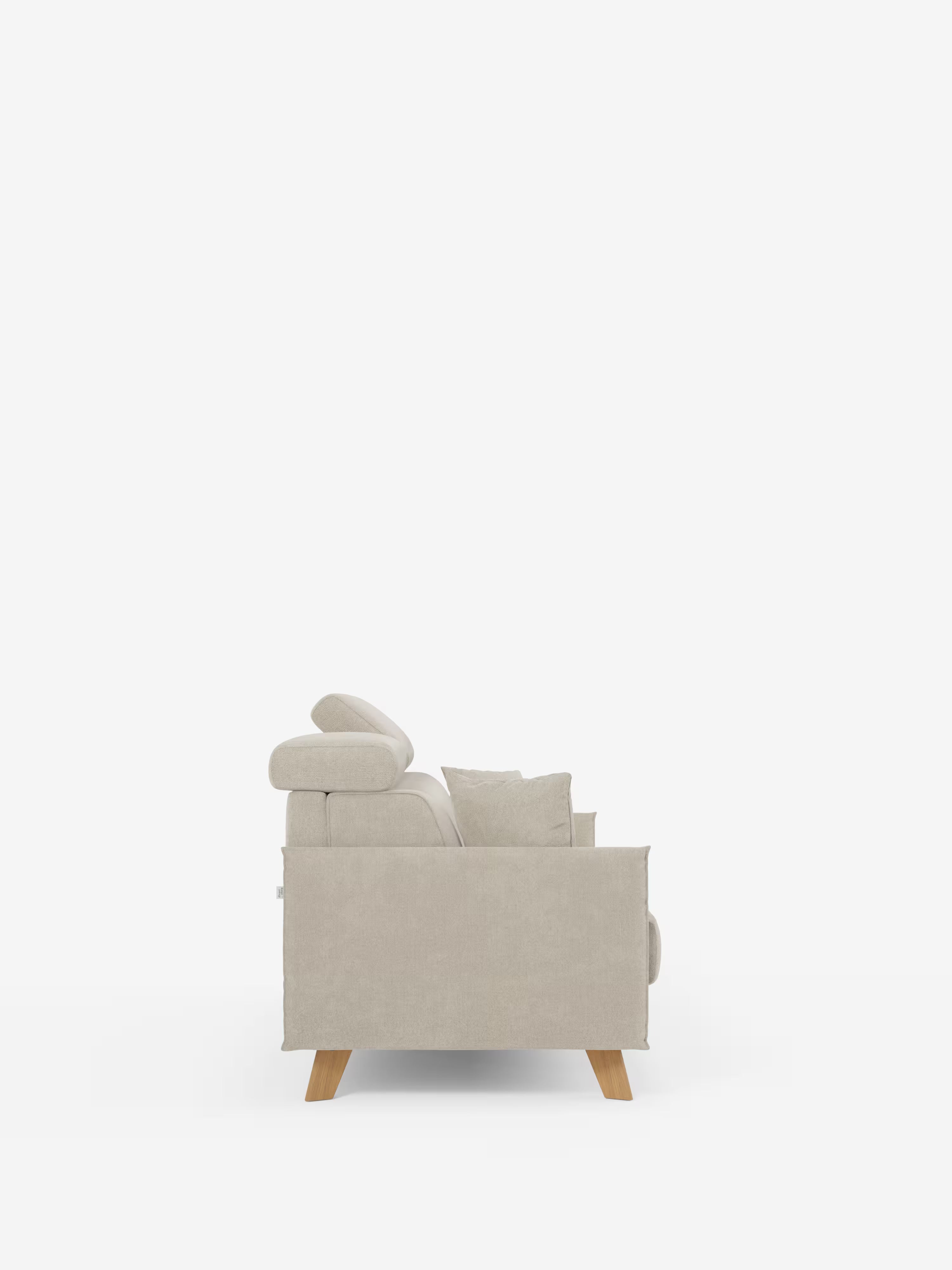 Una vista laterale del divano letto matrimoniale Sole di Divani.Store è raffigurata su uno sfondo bianco. Questo divano compatto in stile scandinavo è rivestito in tessuto beige smacchiabile T23 e presenta gambe in legno, un unico cuscino di seduta, un cuscino dello schienale, un bracciolo e un morbido poggiatesta reclinabile. Il rivestimento è sfoderabile al 100% per facilitare la pulizia.