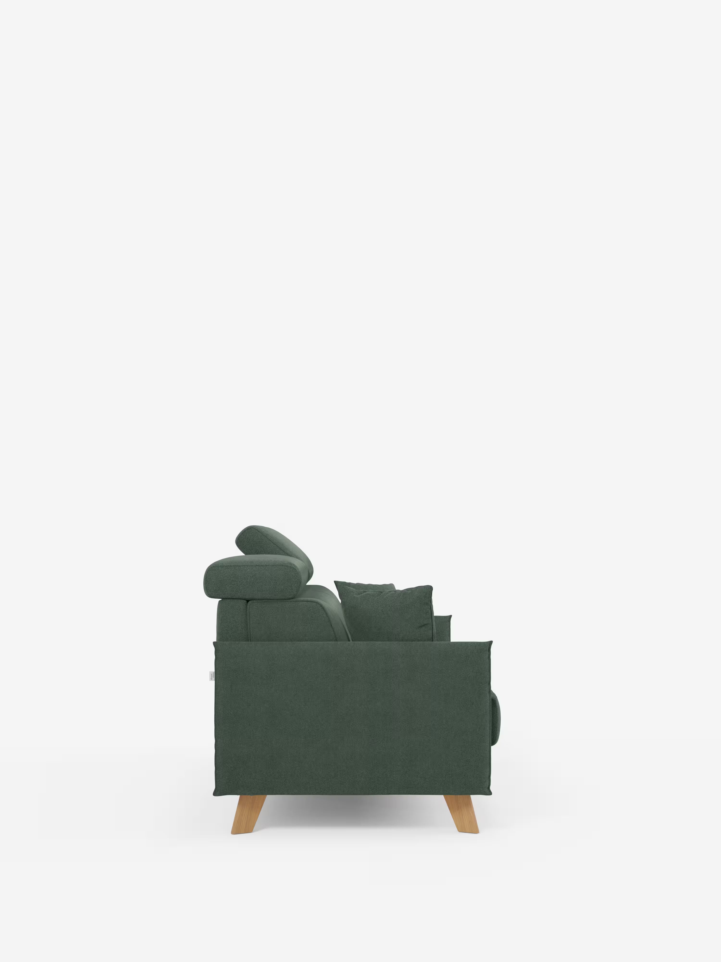 Vista laterale del divano letto matrimoniale Sole dal design compatto di Divani.Store, in verde scuro, caratterizzato da una silhouette squadrata con due cuscini, braccioli bassi, gambe angolate in legno chiaro e poggiatesta regolabili. Il divano è interamente rivestito in tessuto T23 sfoderabile e antimacchia ed è presentato su uno sfondo bianco a tinta unita.