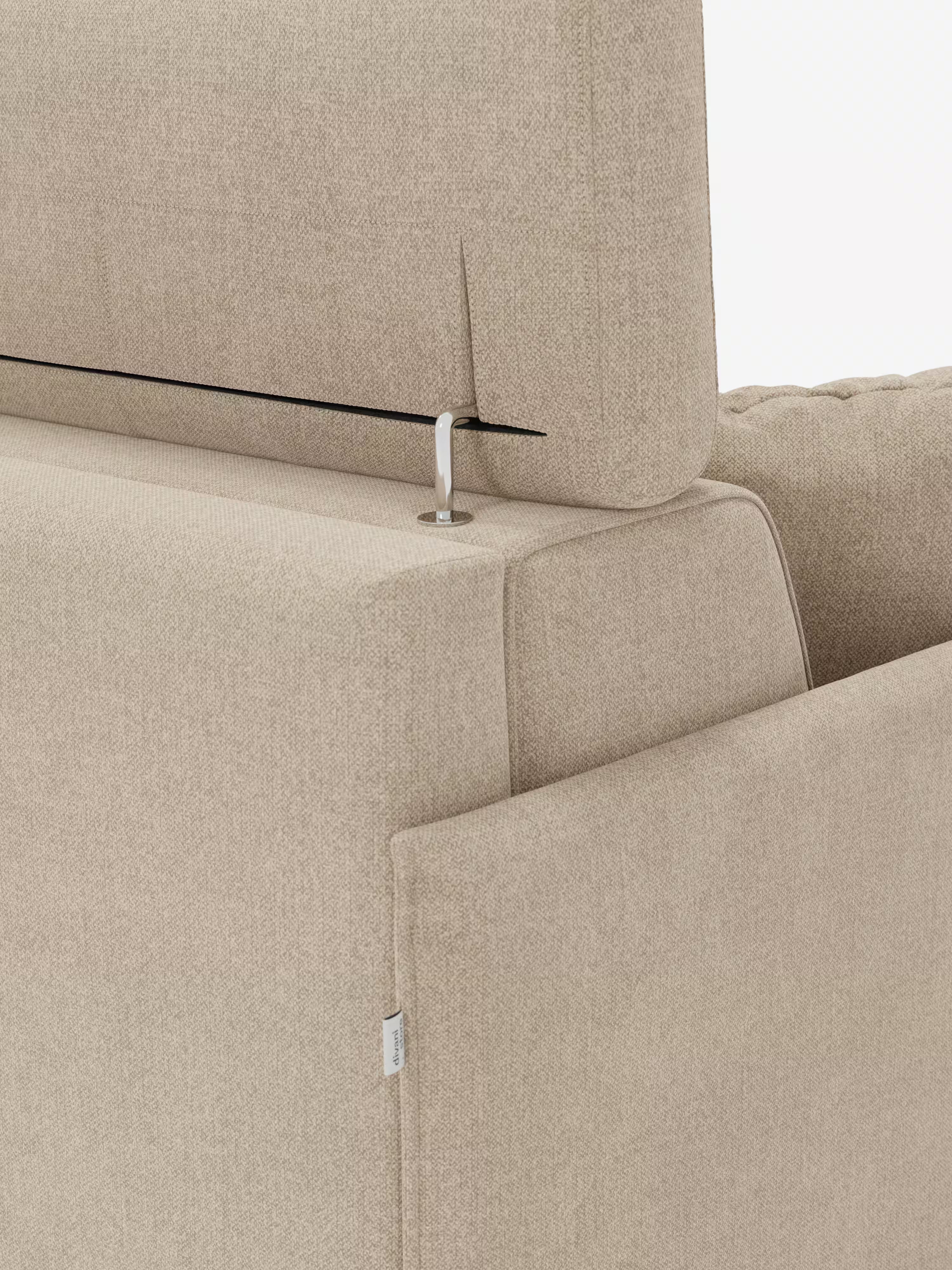 Primo piano del divano letto matrimoniale angolare “Sole” di Divani.Store in beige testurizzato, che mette in risalto il meccanismo regolabile del poggiatesta, sostenuto da una sottile asta metallica sopra lo schienale. Sul lato del bracciolo è visibile una piccola etichetta in tessuto, mentre il rivestimento smacchiabile T23 ne sottolinea lo stile scandinavo.