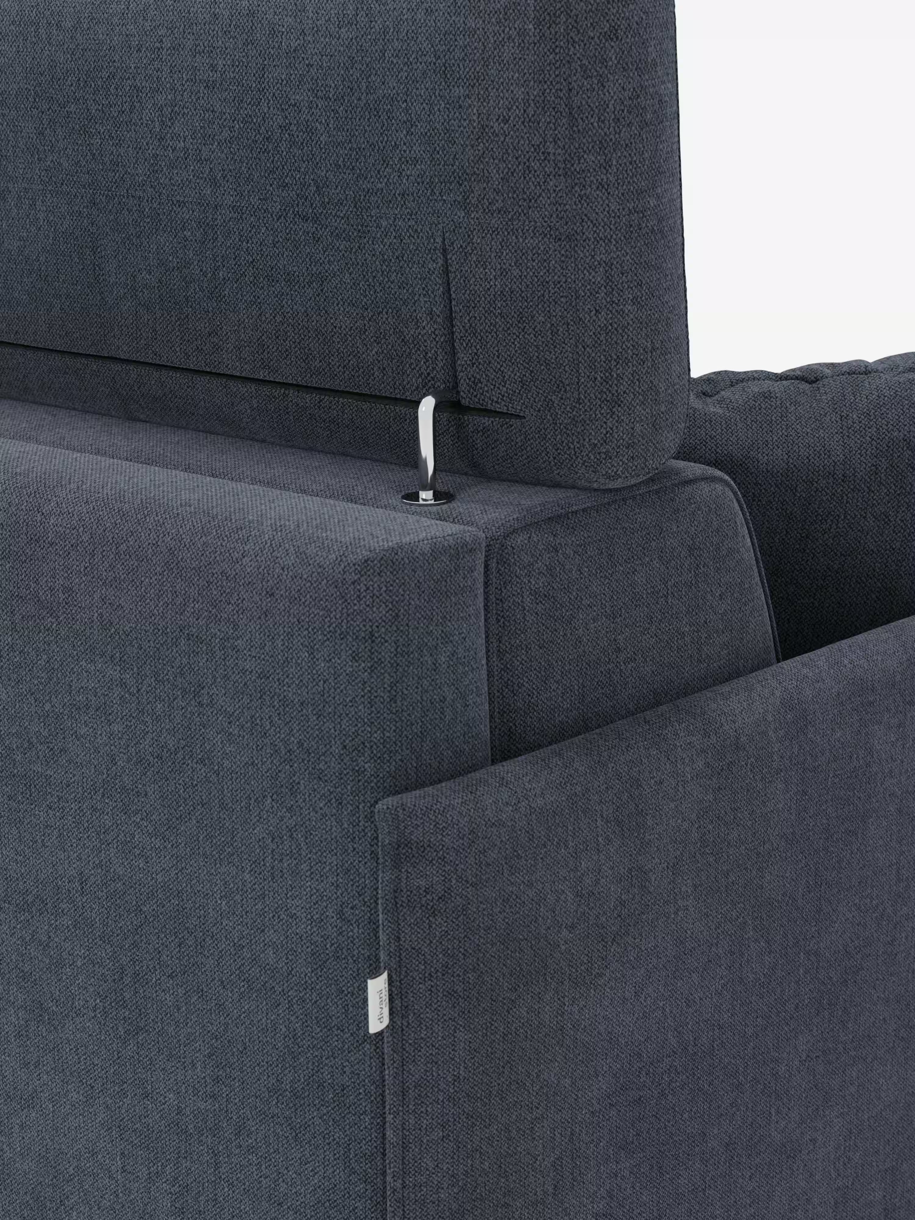 Primo piano del divano letto matrimoniale angolare “Sole” con penisola contenitore e poggiatesta reclinabili di Divani.Store, in grigio scuro, caratterizzato da un meccanismo a vista per la regolazione del poggiatesta con asta metallica. Il tessuto T23, resistente alle macchie, presenta un aspetto testurizzato; sul pannello laterale è applicata una piccola etichetta in tessuto bianco. Lo sfondo è bianco.
