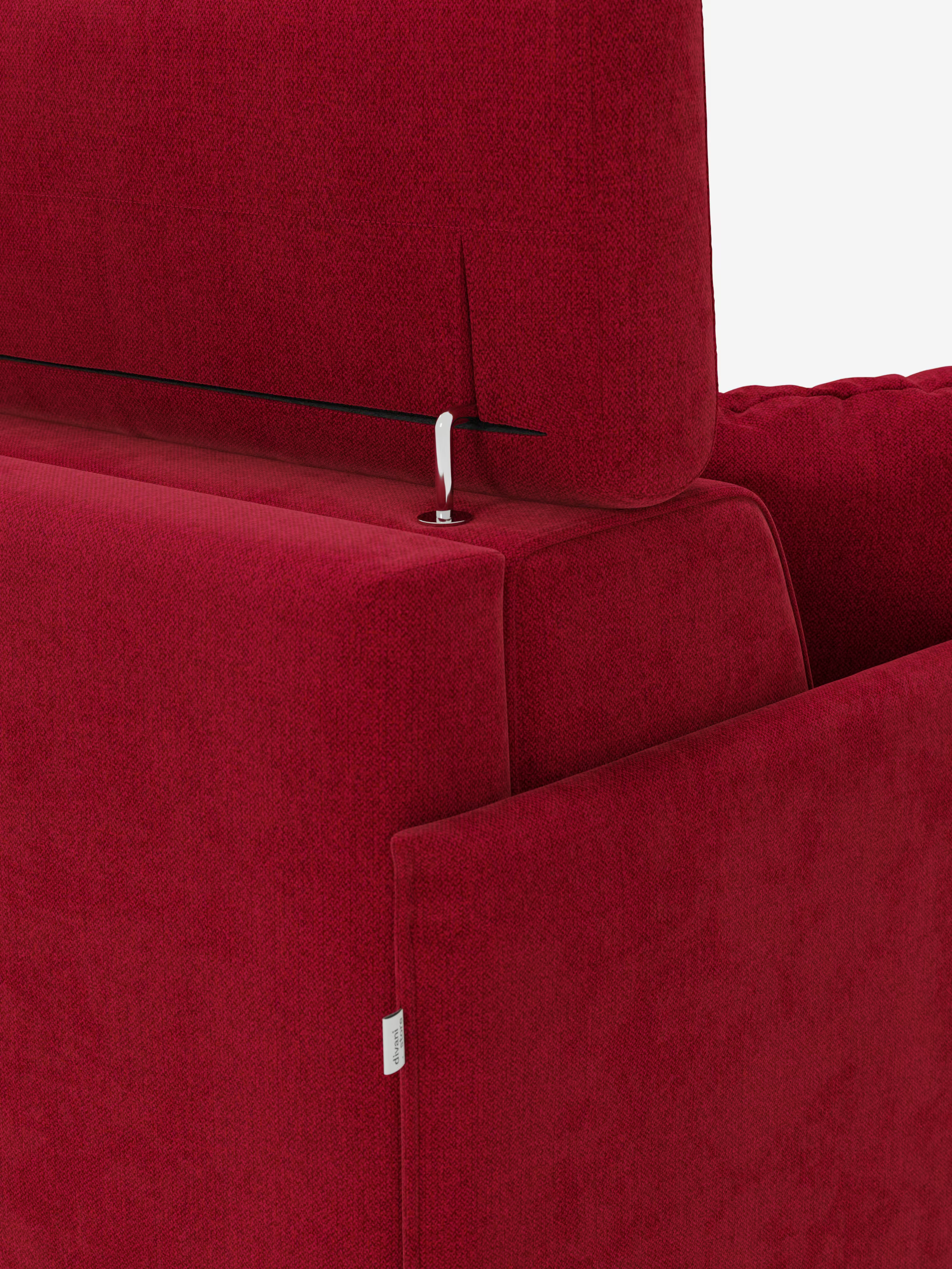 Primo piano del divano letto matrimoniale angolare “Sole” con penisola contenitore e poggiatesta reclinabili di Divani.Store, in rosso, che ne evidenzia lo stile scandinavo. L’immagine mette in risalto il collegamento tra lo schienale e la seduta regolabili, sottolineando il meccanismo metallico a vista e la trama del tessuto T23 antimacchia. Sul lato del bracciolo è presente una piccola etichetta in tessuto. Lo sfondo è bianco a tinta unita.