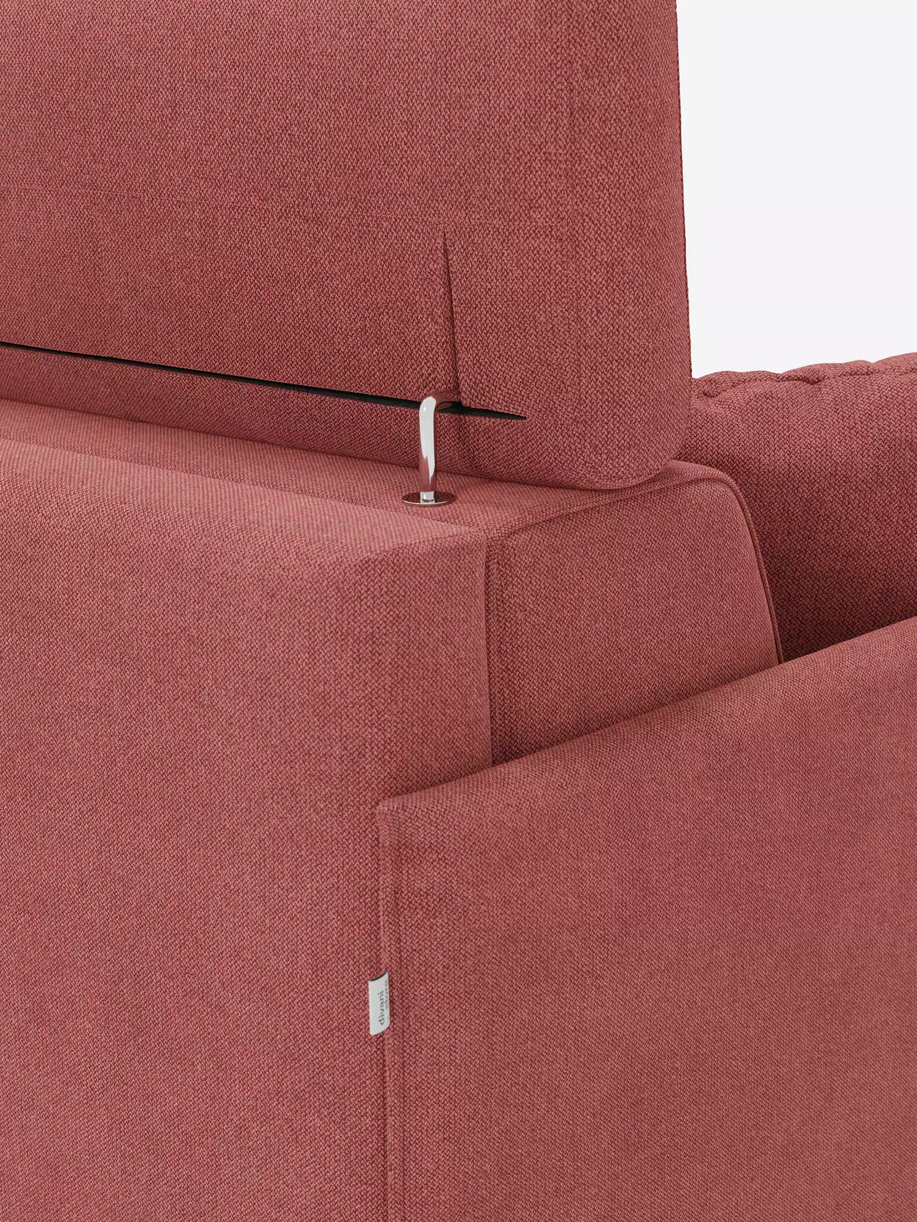 Un primo piano del divano letto matrimoniale angolare con penisola contenitore e poggiatesta reclinabili “Sole” di Divani.Store mette in risalto il tessuto T23 color rosa, resistente alle macchie e dalla trama delicata. L’immagine evidenzia un poggiatesta regolabile parzialmente sollevato, rivelando il meccanismo a cerniera in metallo che lo collega allo schienale del divano. Una piccola etichetta in tessuto bianco è applicata sul lato, sottolineando il suo design in stile scandinavo, pratico ma elegante.