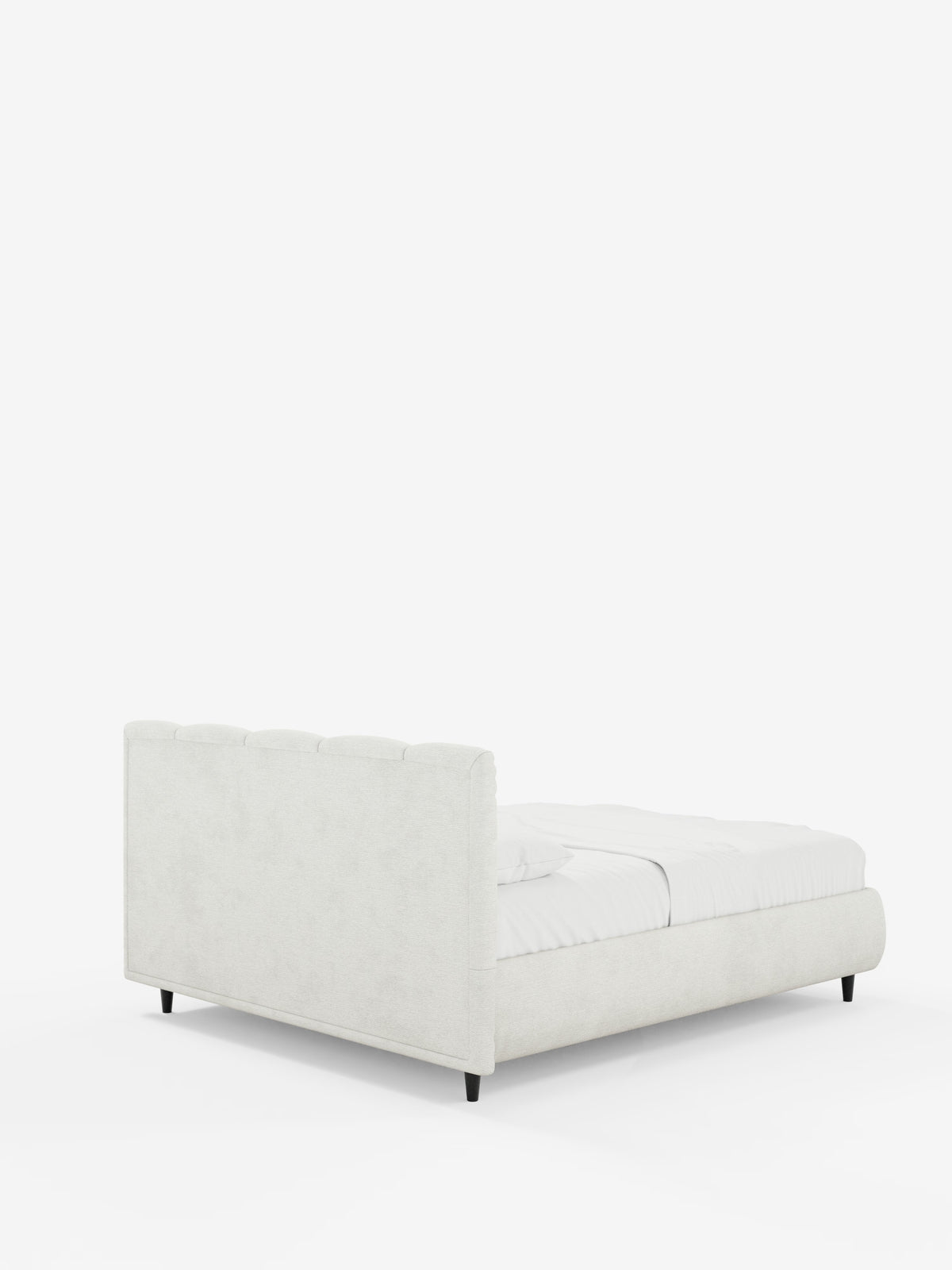 Il letto imbottito ARKAM con contenitore e testiera a lavorazione verticale di Letti.store, caratterizzato da un design shabby chic in tessuto certificato Oeko-Tex®, è ripreso dall’angolo posteriore sinistro. Questo letto, realizzato con cura, presenta gambe corte nere e biancheria da letto bianca. Lo sfondo bianco a tinta unita mette in risalto l’elegante profilo del letto imbottito.