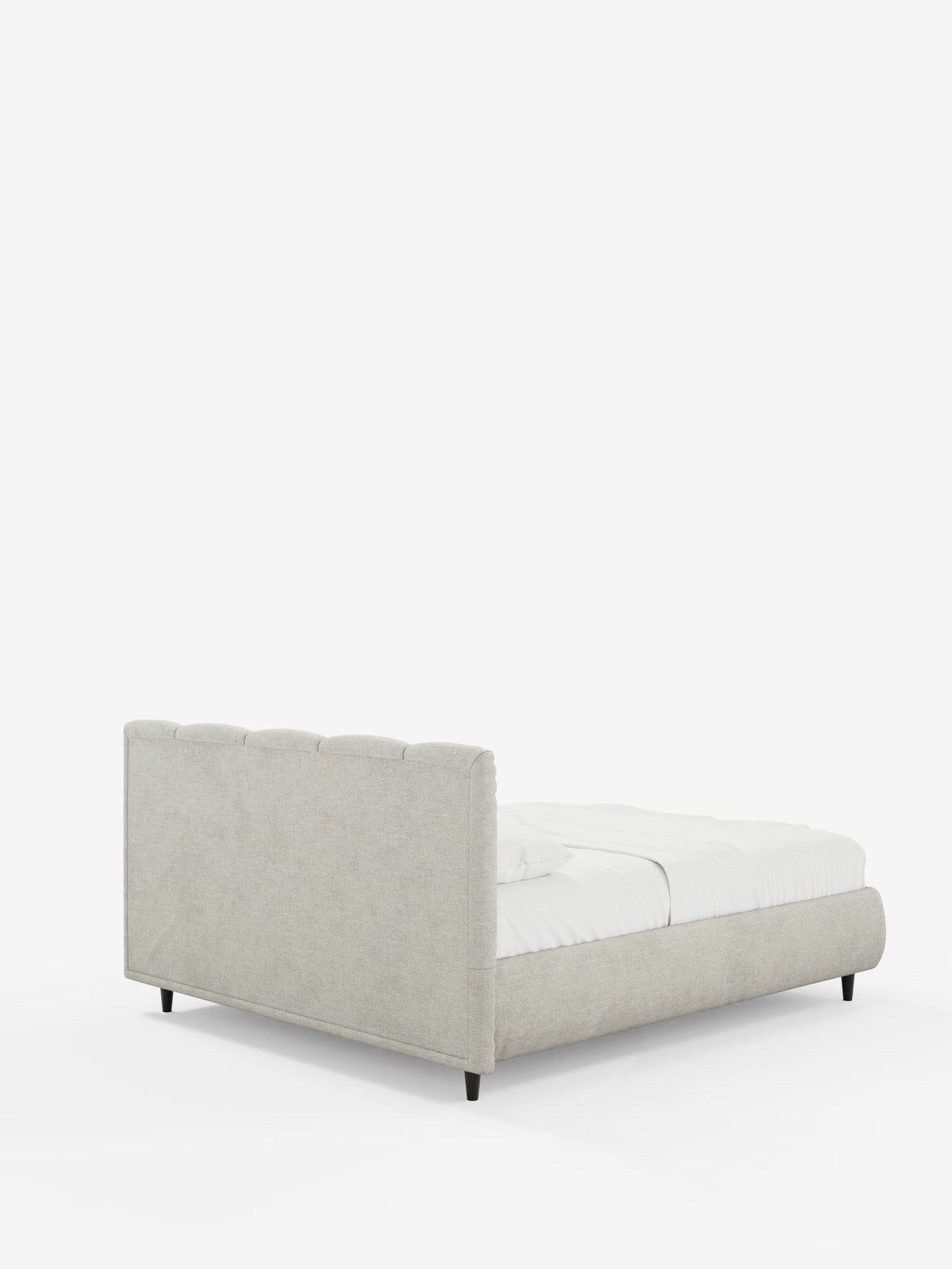 Un letto imbottito dal design contemporaneo, in grigio chiaro — ARKAM di Letti.store — caratterizzato da una testiera con cuciture verticali e da un ampio vano portaoggetti. Realizzato in tessuto certificato Oeko-Tex® con un raffinato design shabby chic, questo elegante letto imbottito vanta gambe corte nere e un'imbottitura morbida; nella foto è presentato con biancheria da letto bianca su uno sfondo bianco a tinta unita, per un look che unisce il comfort moderno a uno stile raffinato.