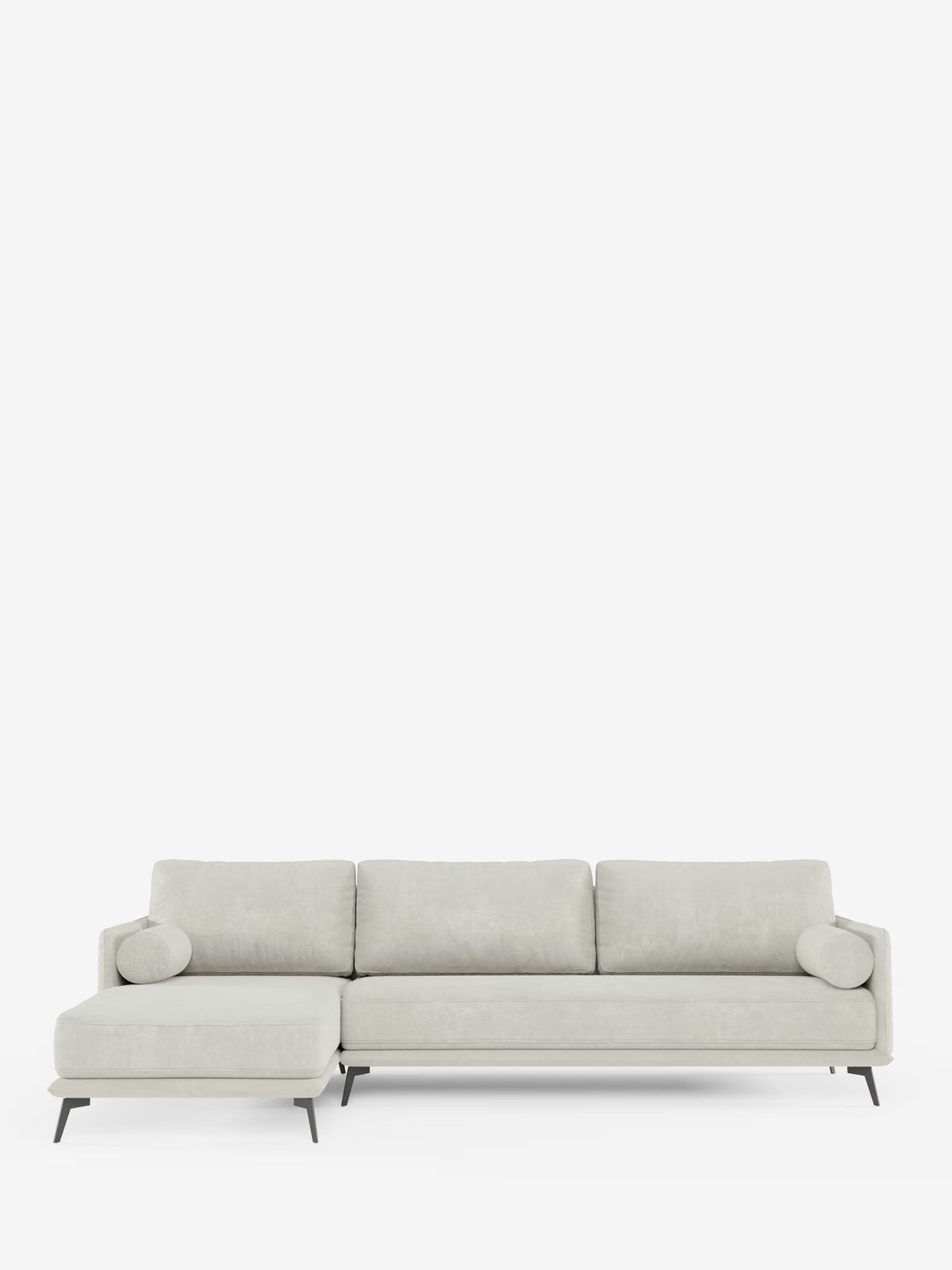 Il divano moderno angolare con penisola Basalto di Divani.Store presenta un design minimalista in grigio chiaro, con tre cuscini, una chaise longue orientata a sinistra, due cuscini cilindrici e sottili gambe in metallo nero. Realizzato in Italia con tessuto T31 smacchiabile e cuscini imbottiti in piuma, è presentato su uno sfondo bianco a tinta unita.