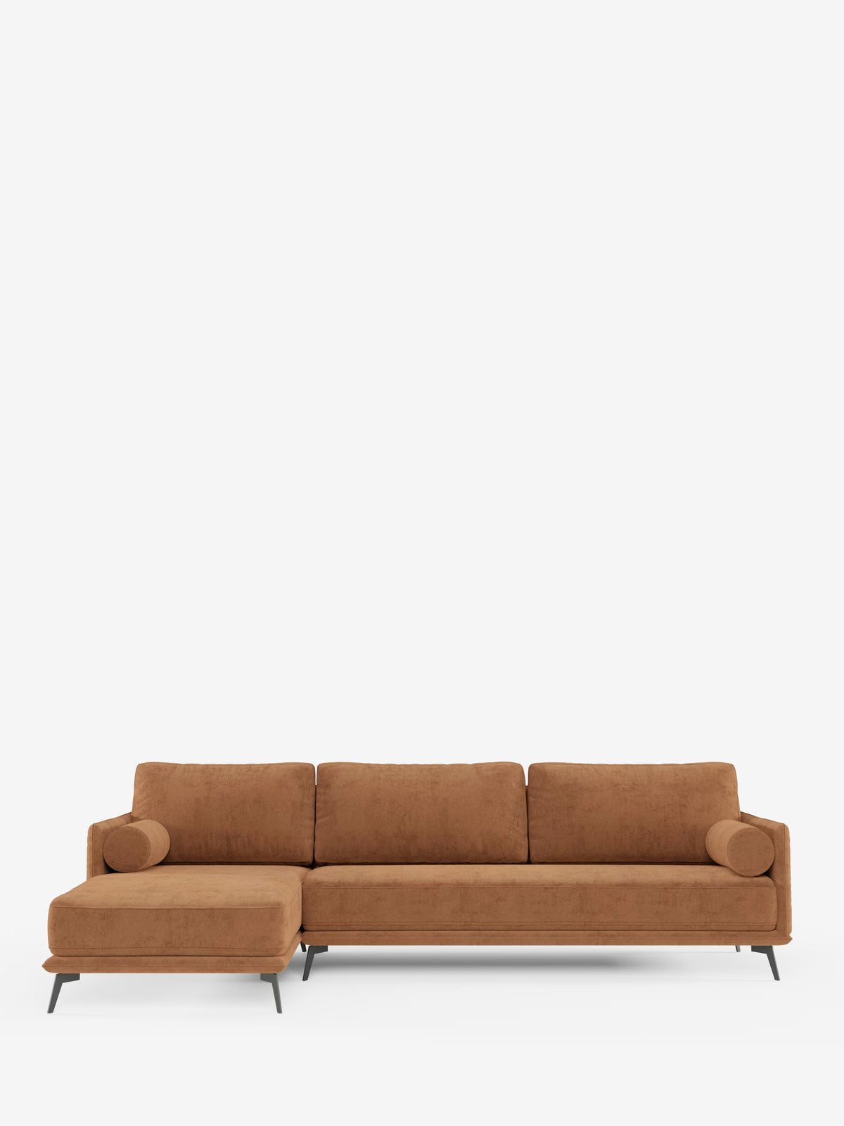 Il divano moderno angolare con penisola Basalto di Divani.Store presenta un design elegante con una chaise longue sul lato sinistro, tre cuscini dello schienale e due cuscini cilindrici per i braccioli, tutti rivestiti in tessuto T31 marrone chiaro resistente alle macchie. Sostenuto da sottili gambe in metallo nero e imbottito con cuscini in piuma per un comfort extra, questo complemento d’arredo contemporaneo si staglia su uno sfondo bianco a tinta unita, perfetto per valorizzare qualsiasi interno moderno.