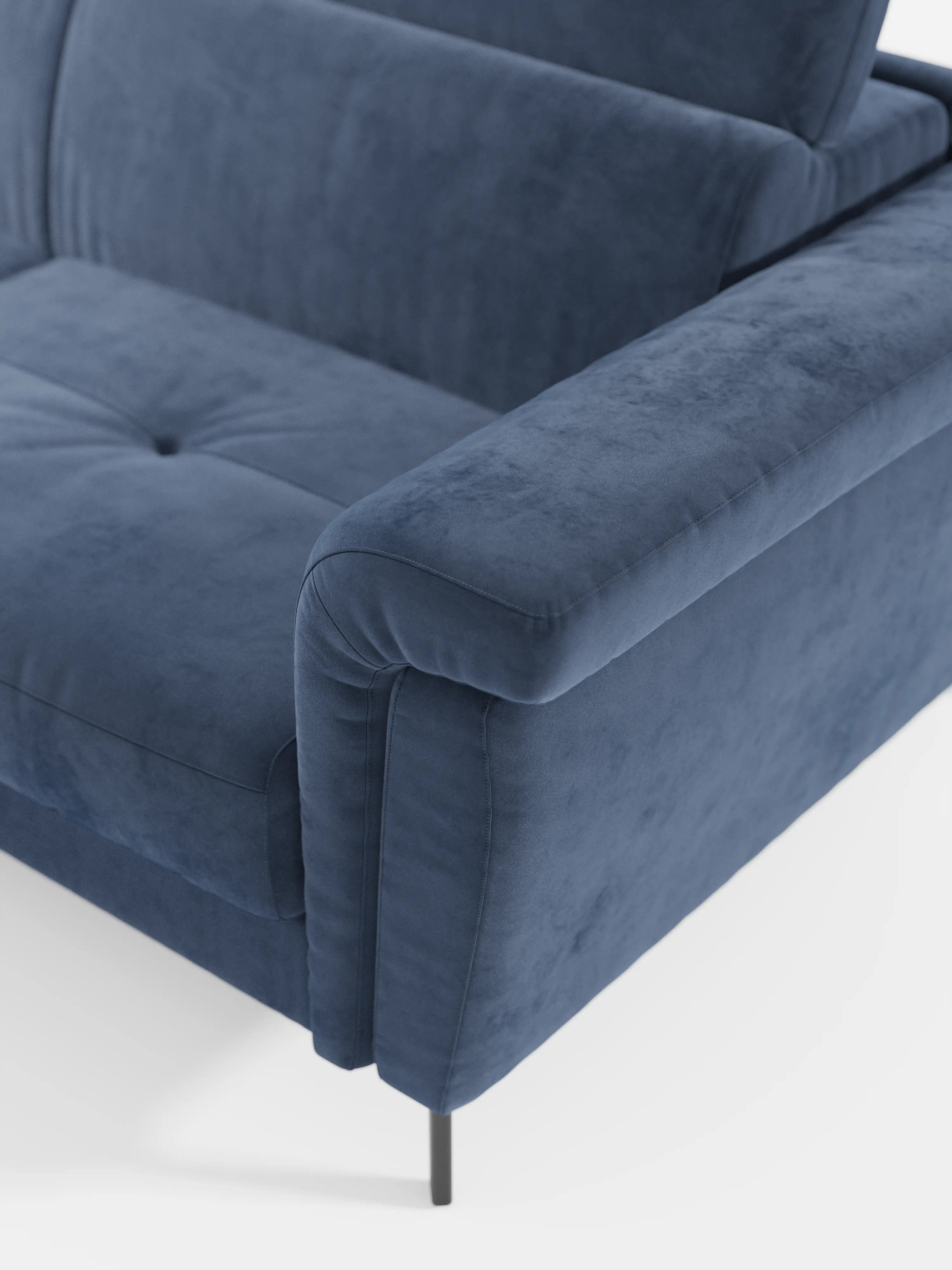 Un primo piano del divano letto angolare Capri con poggiatesta reclinabili e materasso ad alte prestazioni in tessuto vellutino smacchiabile T30 di Divani.Store, caratterizzato da un'imbottitura morbida, braccioli spessi e una seduta trapuntata. Caratterizzato da un design moderno, questo elegante divano letto presenta raffinate gambe in metallo nero ed è raffigurato su uno sfondo bianco a tinta unita, con solo una parte del divano visibile.