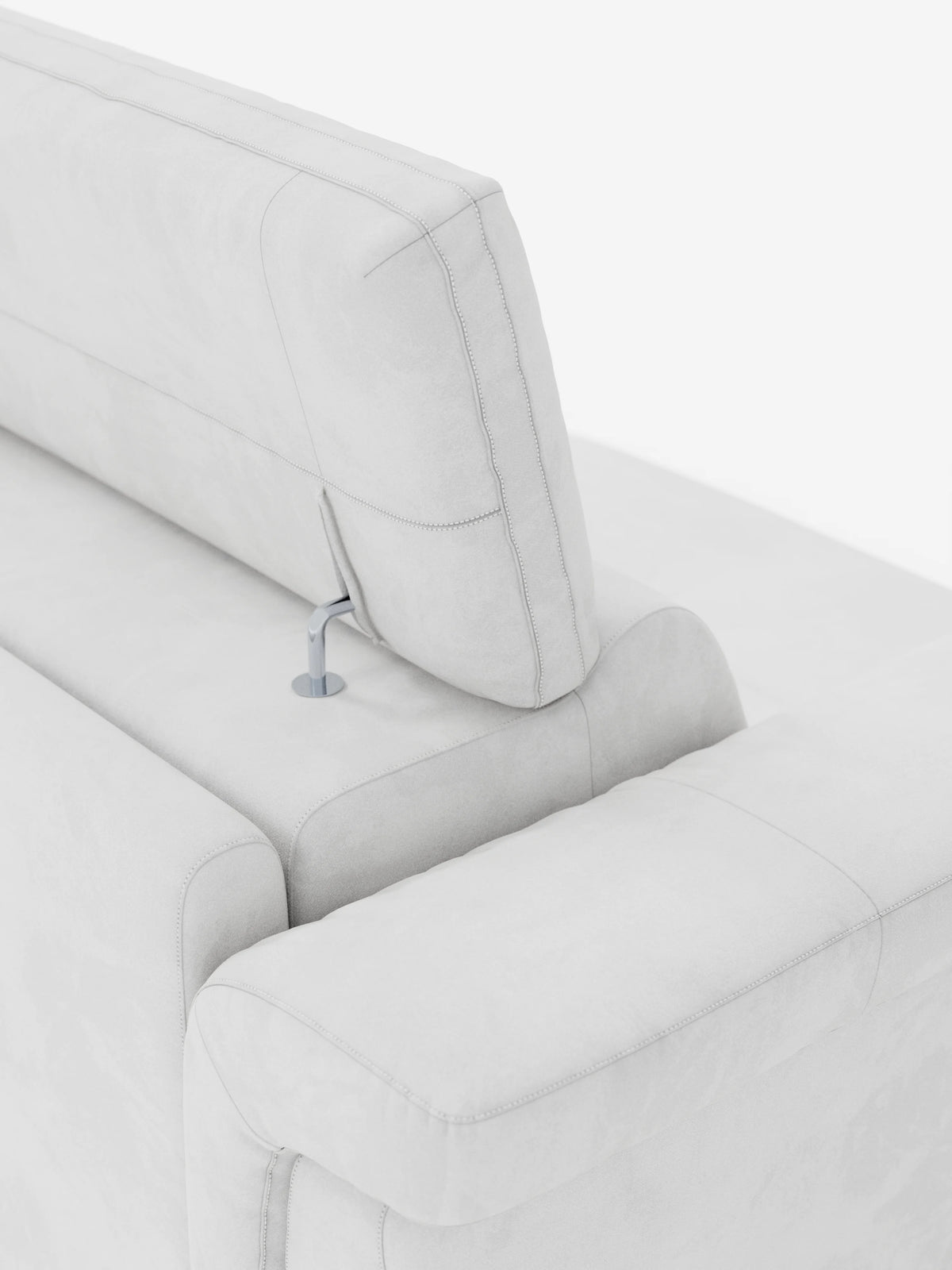 Primo piano del divano letto di design Capri con piedini alti di Divani.Store, rivestito in elegante tessuto effetto velluto smacchiabile T30, resistente alle macchie, in grigio chiaro. Questo divano moderno presenta raffinati dettagli di cucitura e poggiatesta regolabili fissati allo schienale tramite una staffa metallica a vista, a testimonianza dell’eccezionale manifattura italiana. Immagine su sfondo bianco.