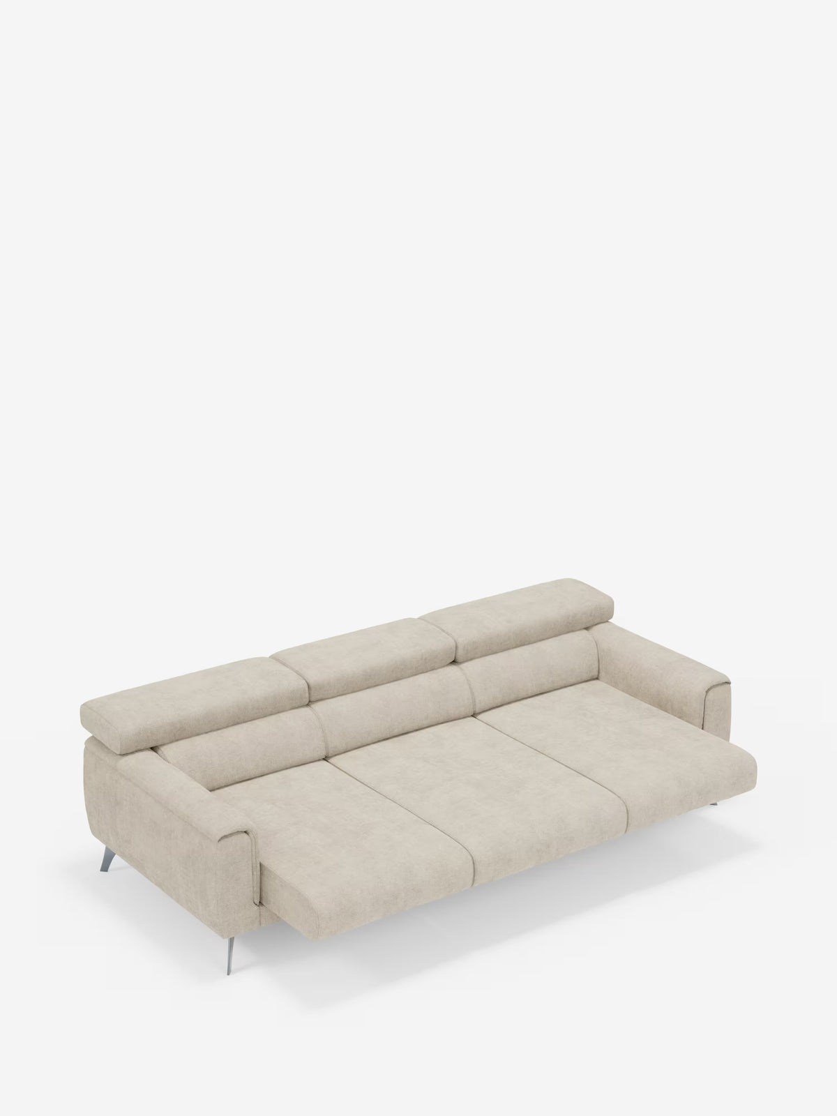 Il divano Caravaggio 4 posti a tre sedute scorrevoli di Divani.Store, in beige chiaro, è raffigurato nella versione estesa a formare una superficie piana per dormire. È dotato di poggiatesta regolabili e reclinabili, ampi braccioli ed eleganti gambe in metallo. L’ambiente minimalista con sfondo bianco mette in risalto il tessuto T31 antimacchia del divano e il suo design contemporaneo.